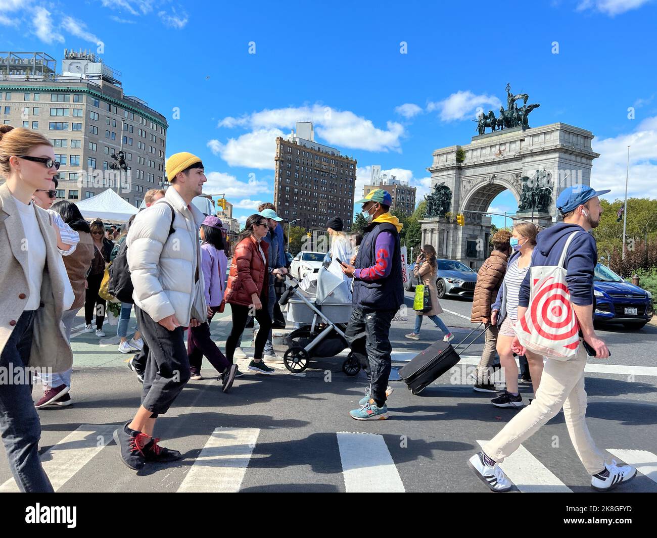 Passage de côté animé à Grand Army Plaza lors d'un week-end près du marché agricole de Brooklyn, New York. Les soldats et les marins Memorial Arch en arrière-plan. Banque D'Images