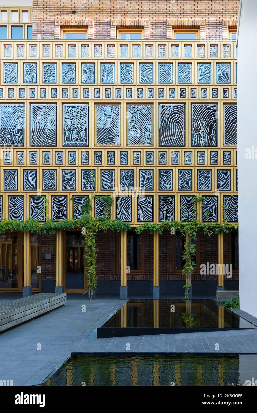 Empreintes digitales sur les fenêtres de l'hôtel de ville de la ville néerlandaise de Deventer. Banque D'Images