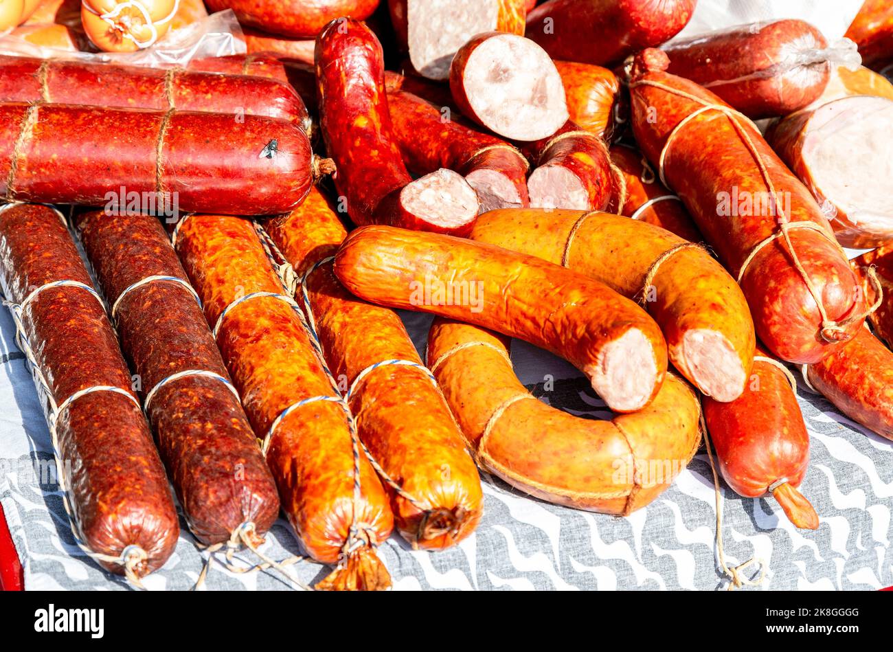 Saucisses maison fumées sur le marché extérieur des agriculteurs Banque D'Images