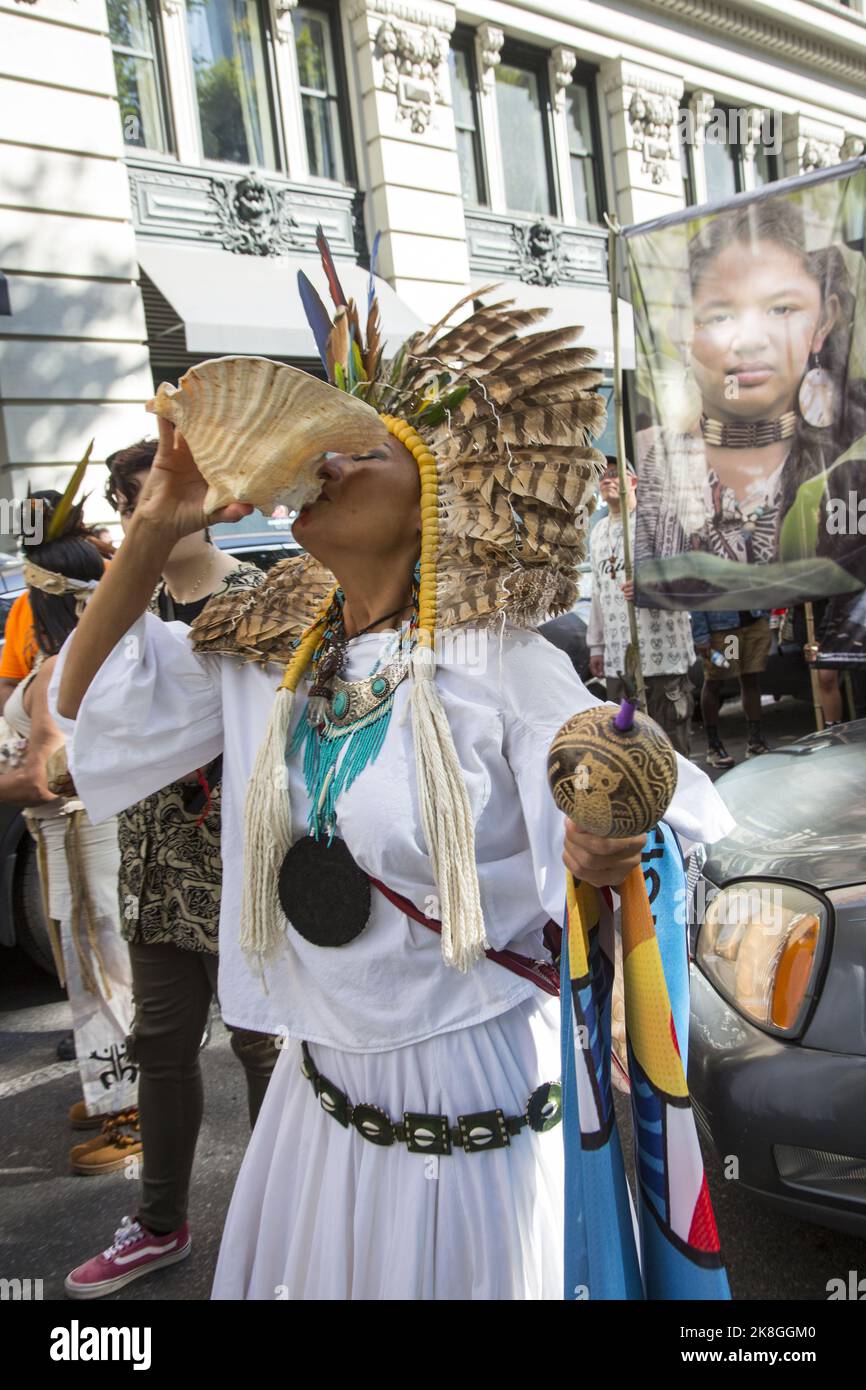 Le premier défilé annuel de la Journée des peuples autochtones des Amériques a eu lieu à New York le 15 octobre 2022. Les Indiens Taíno, un sous-groupe des Indiens arawakans (un groupe d'Indiens américains dans le nord-est de l'Amérique du Sud), habitaient les grandes Antilles (Cuba, la Jamaïque, Hispaniola [Haïti et la République dominicaine] et Porto Rico) dans la mer des Caraïbes au moment où Christophe Colomb est arrivé au Nouveau monde. Banque D'Images