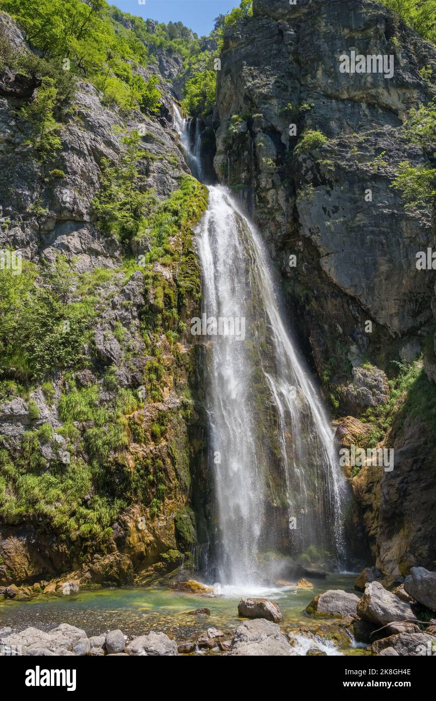 Belle cascade de Theth près du village de Theth dans les montagnes des alpes albanaises Banque D'Images