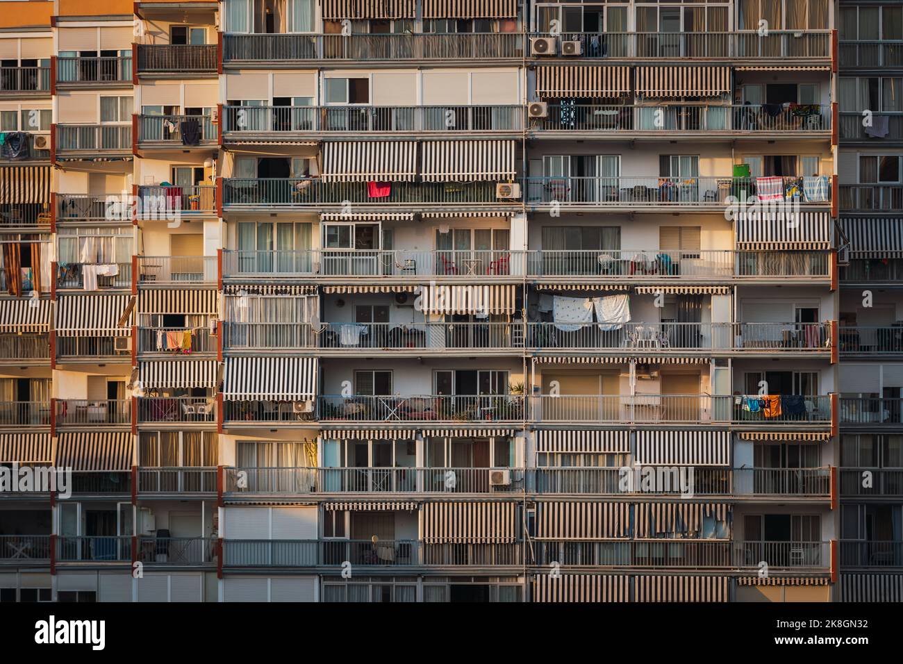 Balcons avec effets personnels et vêtements de séchage à l'extérieur moderne bloc d'appartements dans au lever du soleil dans la ville Banque D'Images
