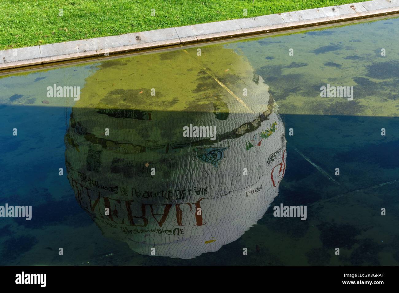 Réflexion de la montgolfière Generali au Parc Andre Citroën - Paris, France Banque D'Images