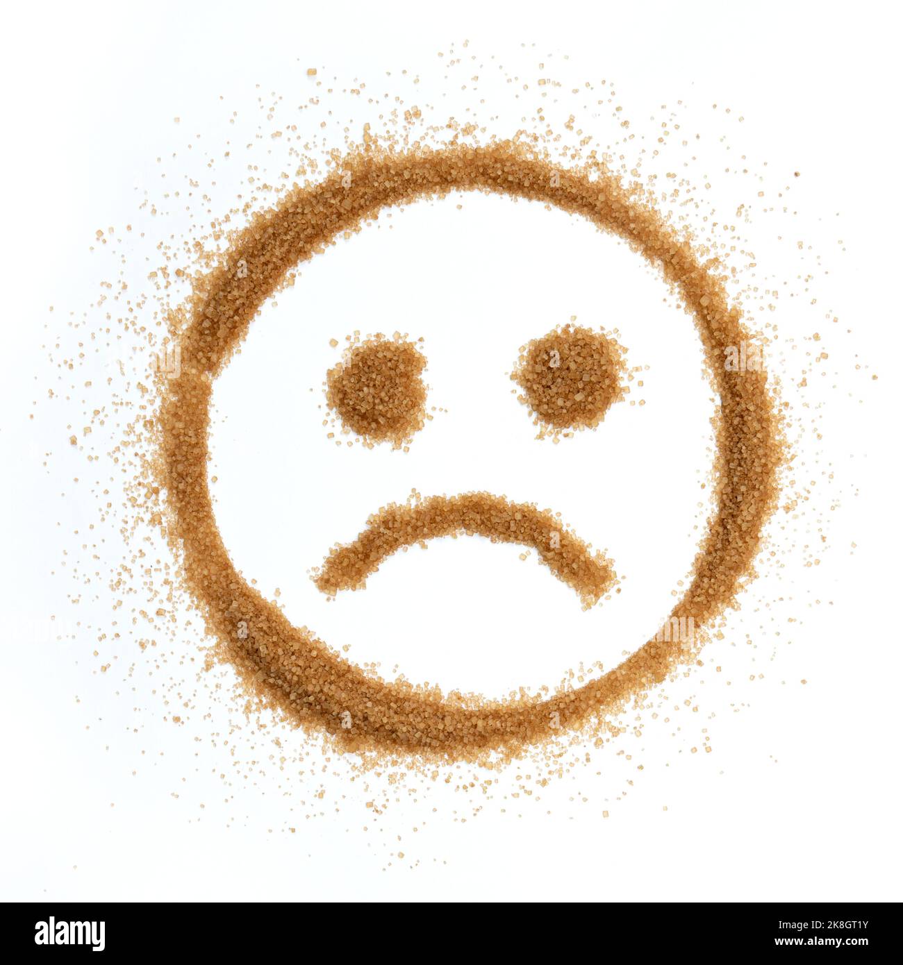 vue de dessus du sucre brun naturel non raffiné est présenté sous forme d'émoticône triste isolé sur fond blanc, sucre de canne Banque D'Images