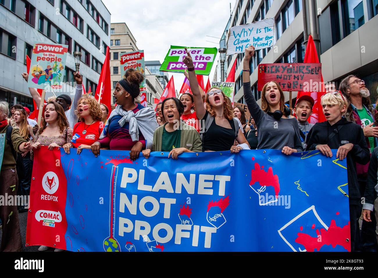 Les manifestants scandent des slogans contre le changement climatique lors de la manifestation sur le climat. Des milliers de personnes se sont rassemblées à la gare de Bruxelles-Nord pour protester contre le manque d'action sur la crise climatique, lors d'une marche sur le climat organisée par la Climate Coalition (une organisation nationale à but non lucratif qui réunit plus de 90 organisations autour du thème de la justice climatique). Avec cette marche, ils exigent de combattre la crise énergétique par une politique énergétique unique entre les régions et l'État fédéral qui permet à la Belgique d'atteindre 100% d'énergie renouvelable avant 2050, et de lutter contre l'agr Banque D'Images