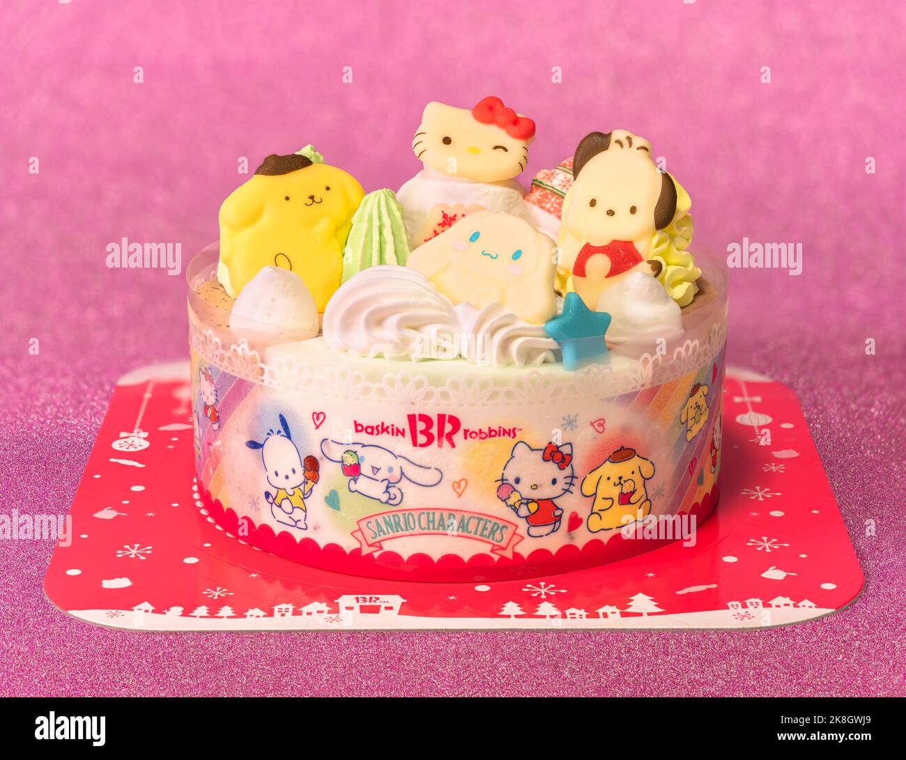 tokyo, japon - déc 24 2021: Une collaboration spéciale gâteau de glace de Noël des magasins Baskin-Robbins orné de jolis personnages Sanrio Kitty, Pompom Banque D'Images