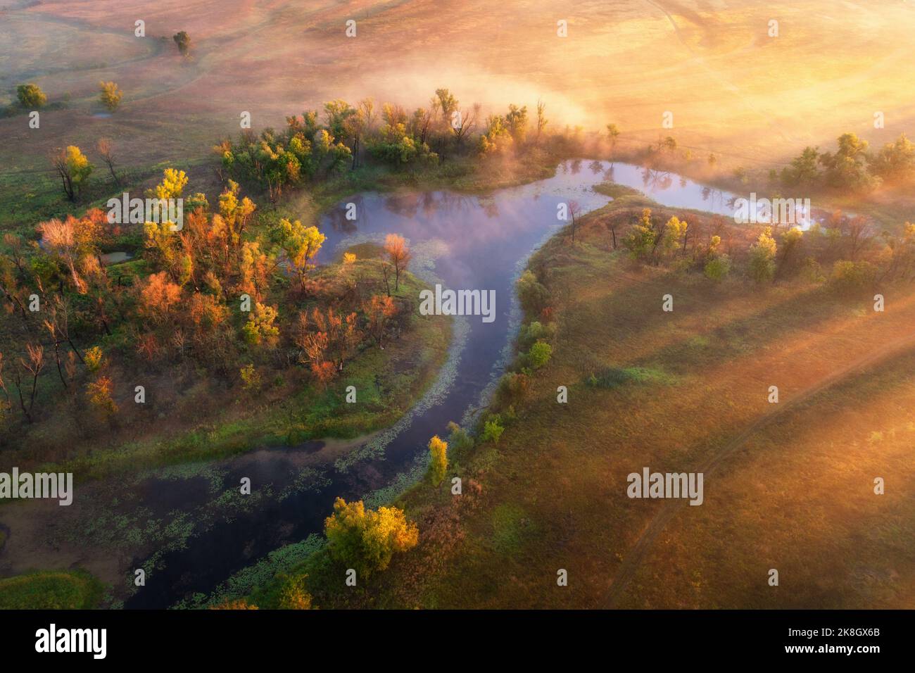 Vue aérienne de la magnifique rivière en courbe dans le brouillard en automne Banque D'Images