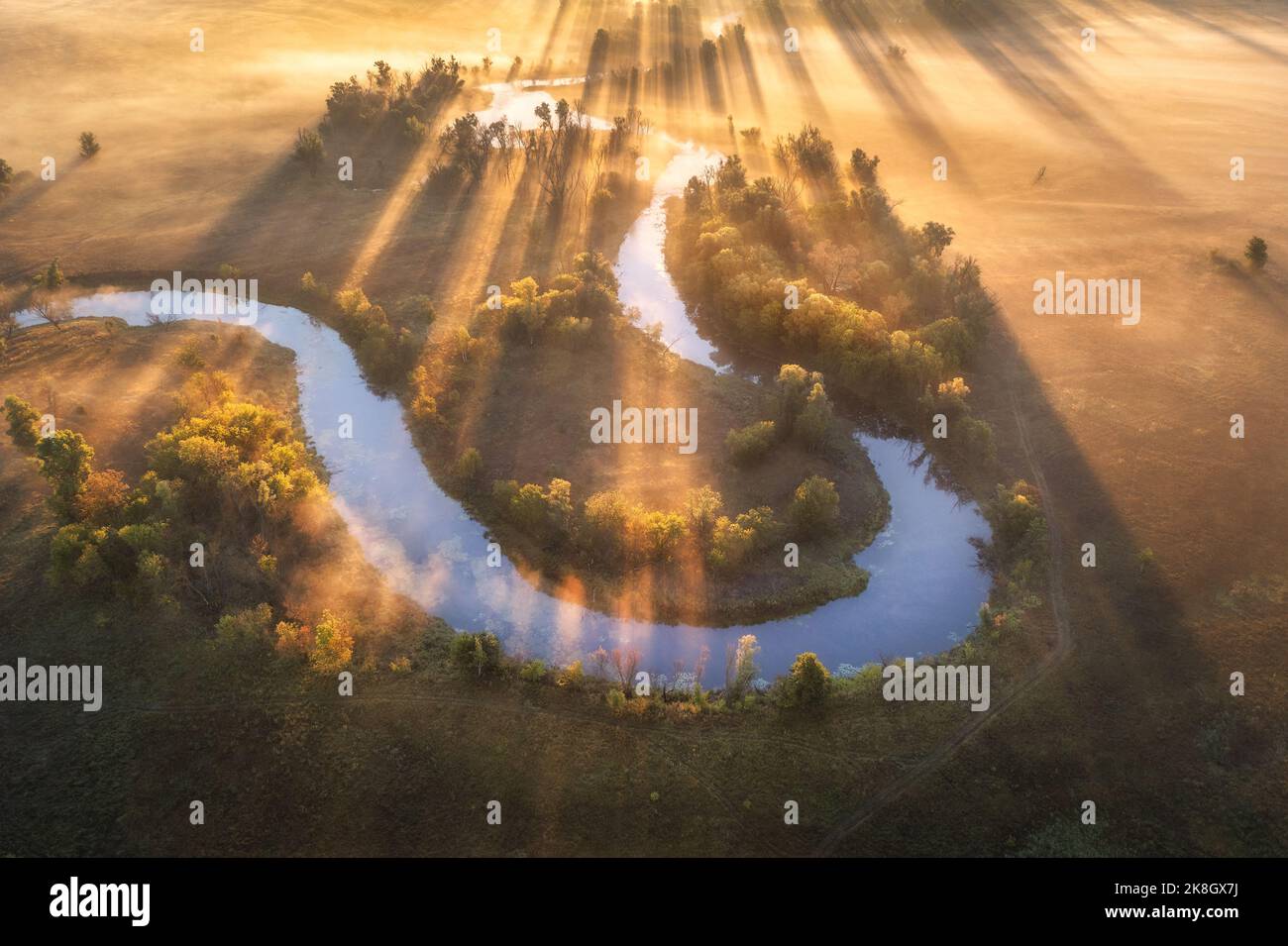 Vue aérienne de la magnifique rivière en courbe dans le brouillard en automne Banque D'Images