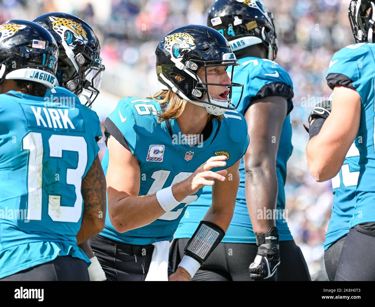 Jacksonville, Floride, États-Unis. 23rd octobre 2022. Jacksonville Jaguars Quarterback Trevor Lawrence (16) dans le caucus appelle une partie lors de la demi-partie de 2nd contre les New York Giants à Jacksonville, FL. Roméo T Guzman/CSM/Alamy Live News Banque D'Images