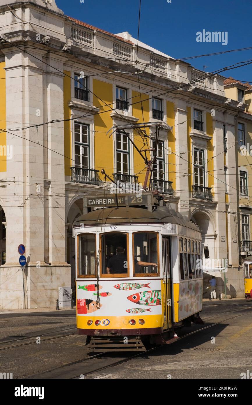 Vieux chariot électrique dans une rue de Lisbonne, Portugal. Banque D'Images