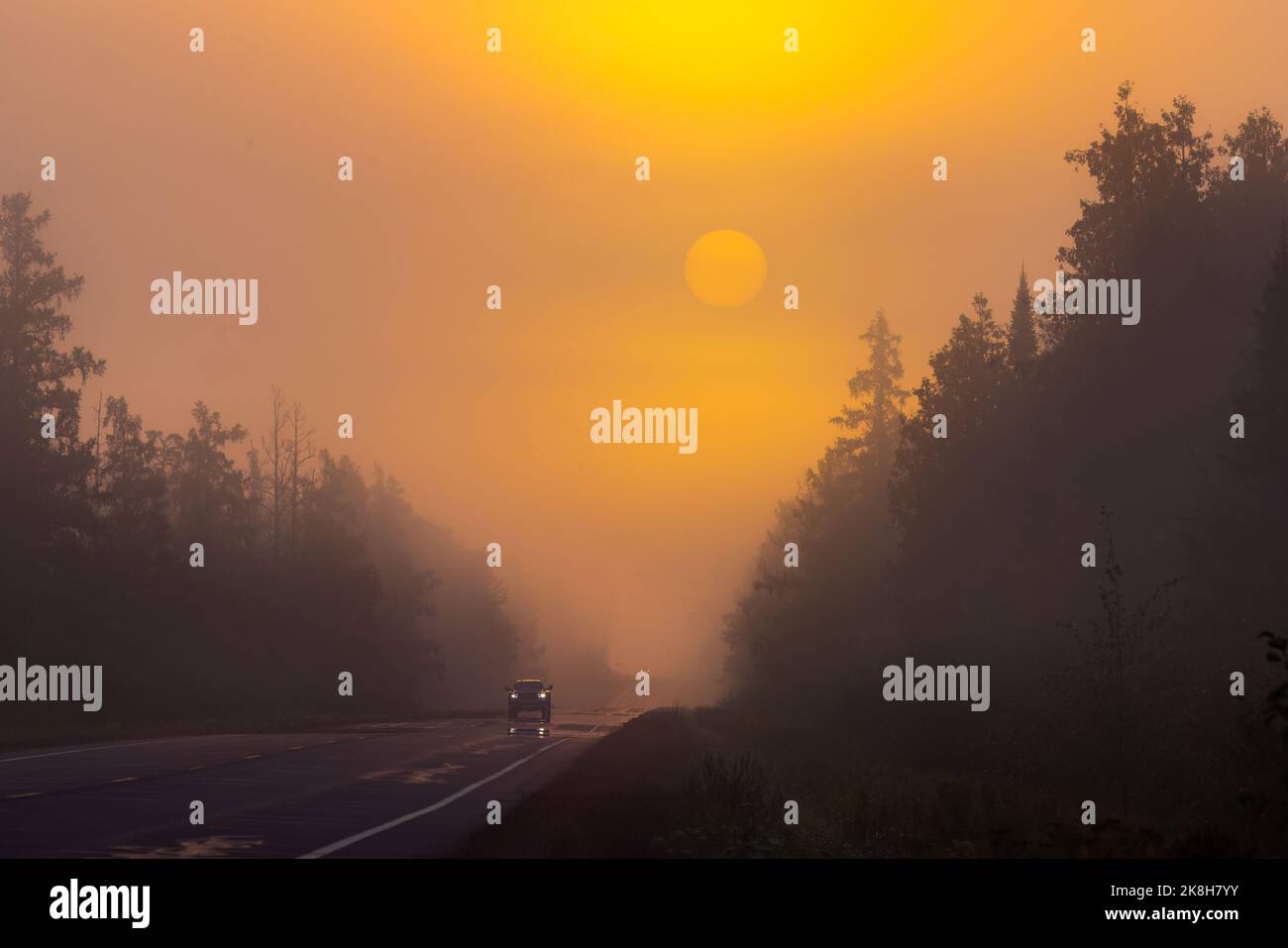 Lever de soleil en automne sur la Highway 77 à Clam Lake, Wisconsin. Banque D'Images