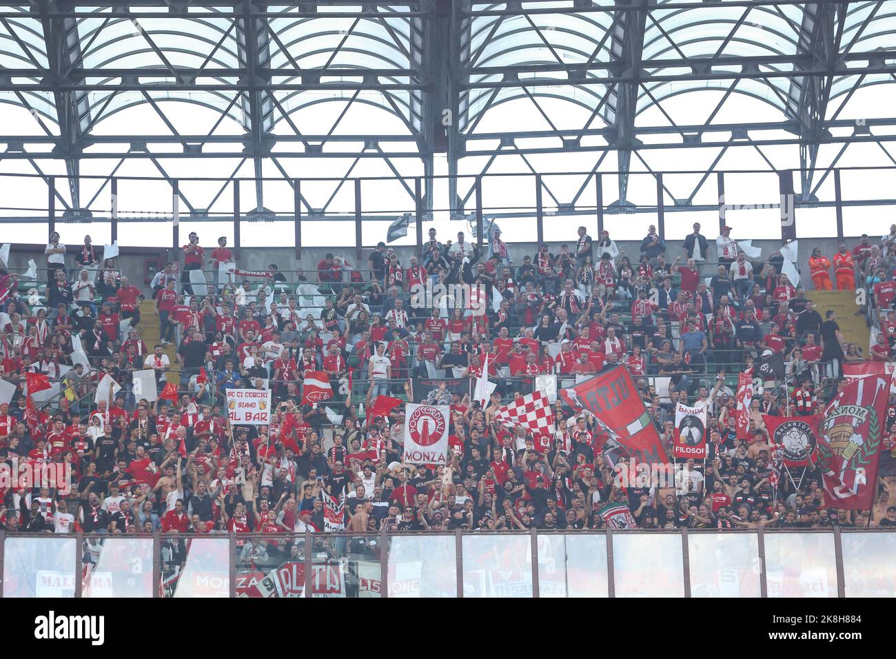 Milan, Italie. 22nd octobre 2022. Italie, Milan, oct 22 2022: Les partisans de Monza brandissent les drapeaux et affichent des bannières dans les stands pendant le match de football AC MILAN vs MONZA, Serie A Tim 2022-2023 day11 San Siro Stadium (photo de Fabrizio Andrea Bertani/Pacific Press) Credit: Pacific Press Media production Corp./Alay Live News Banque D'Images