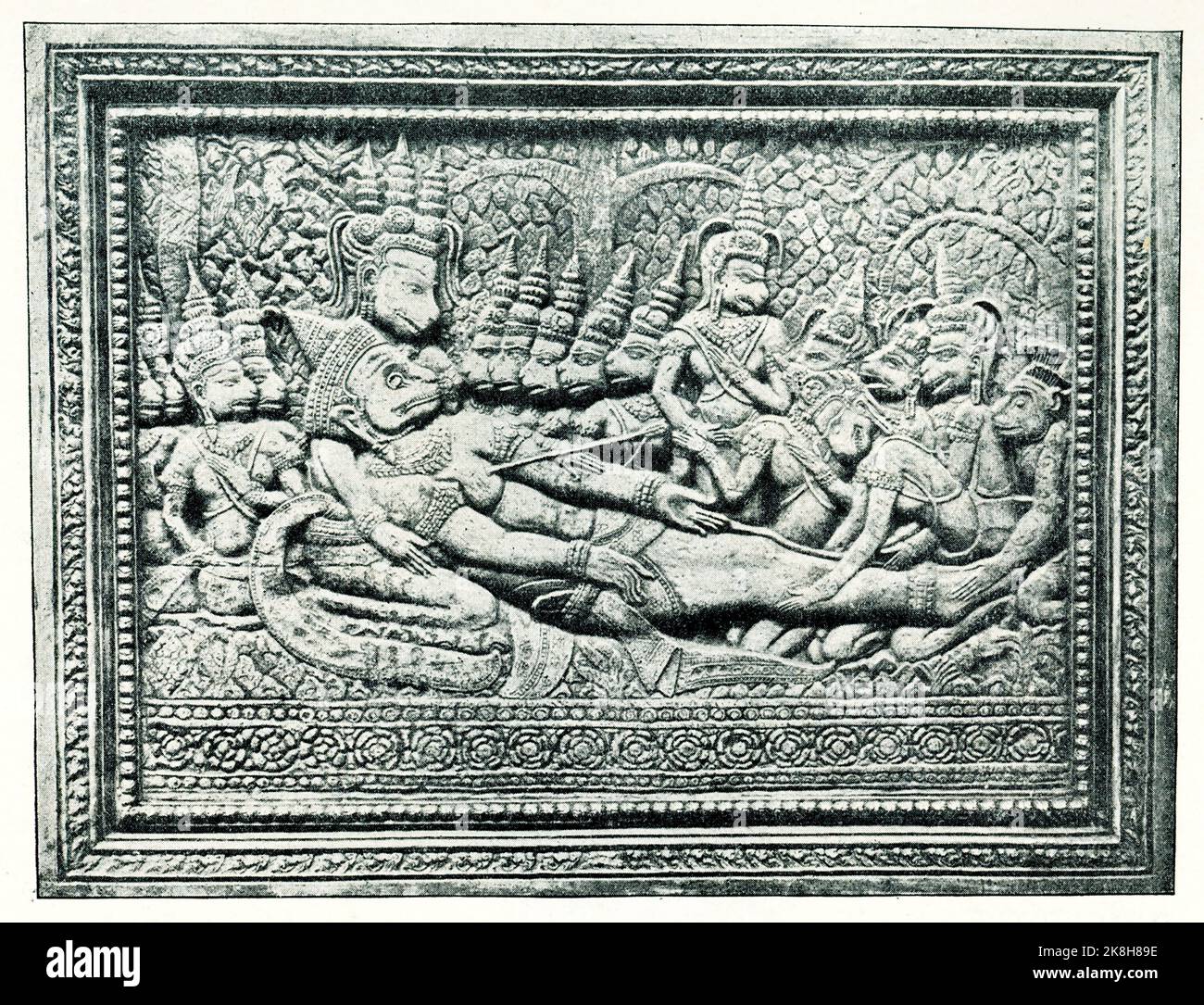 La légende 1910 de cette image est la suivante : « la mort du dieu asiatique Hanuman. Une présentation du Ramayana. Un relief du Temple d'Angkor Wat au Cambodge.' Hanuman est un dieu hindou et un divin compagnon vanara du dieu Rama. Hanuman est l'un des personnages centraux de l'épopée hindoue Ramayana. Le Ramayana est une ancienne épopée sanskrit qui suit la quête du prince Rama pour sauver sa femme bien-aimée Sita des griffes de Ravana avec l'aide d'une armée de singes. Elle est traditionnellement attribuée à la paternité de la sauge Valmiki et datée d'environ 500 av. J.-C. à 100 av. J.-C. Banque D'Images