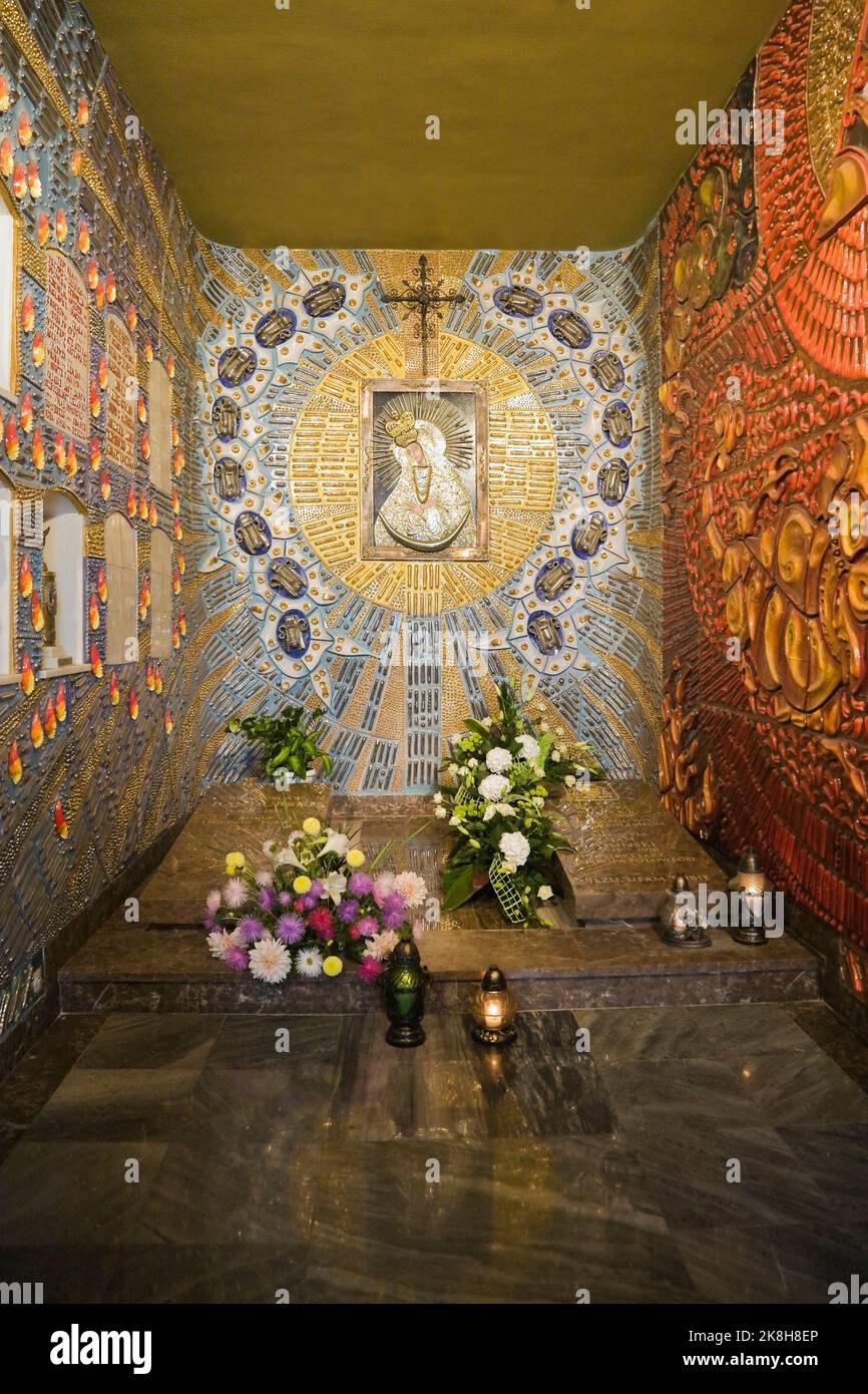 Offrandes religieuses dans une salle à l'intérieur d'une église, Varsovie, Pologne. Banque D'Images