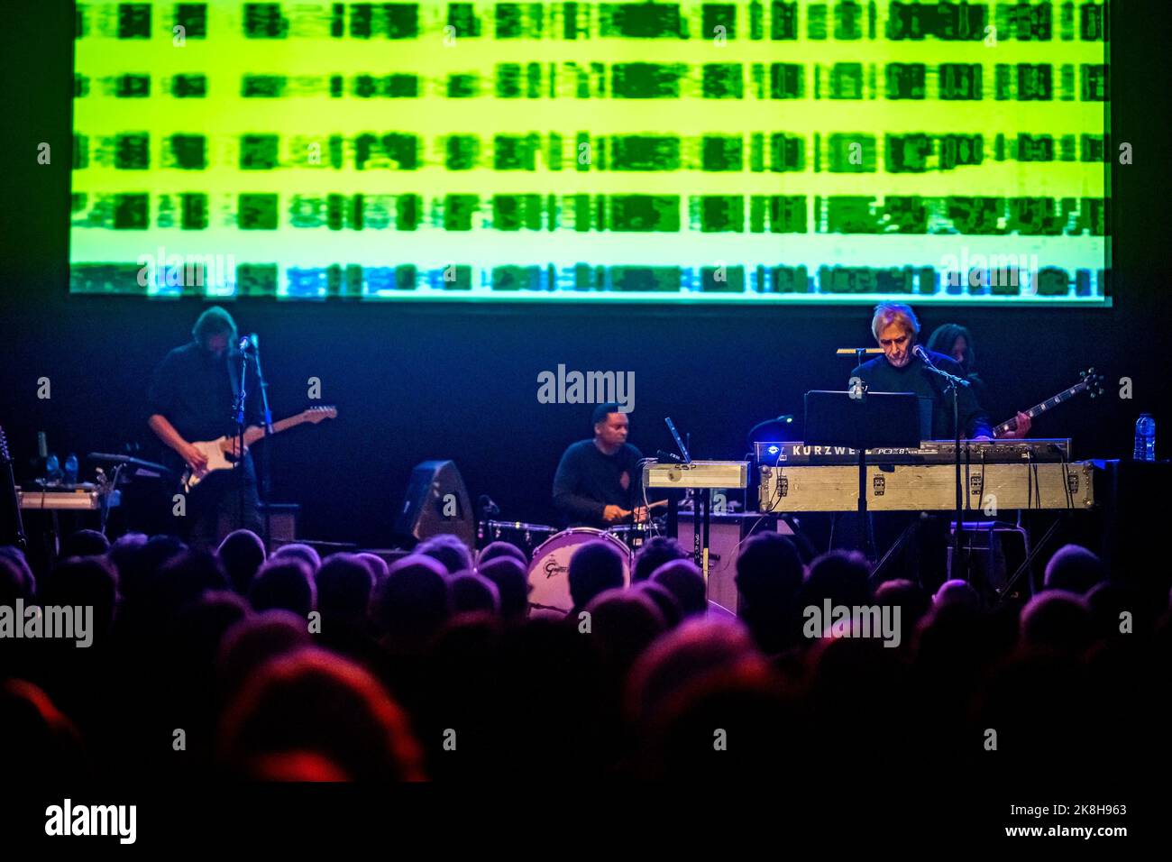 Édimbourg, Écosse. Dimanche 23 octobre 2022. Le chanteur / compositeur / compositeur gallois John cale est présent au Queen’s Hall d’Édimbourg. Cette représentation s'inscrivait dans le cadre d'une courte tournée britannique faisant la promotion de son nouvel album « Mercy », dont la sortie est prévue pour janvier 2023 sur Domino Records, qui propose des collaborations avec Animal collective, Fat White Family, Sylvan Esso et Weyes Blood. Cale a été membre fondateur du célèbre groupe américain The Velvet Underground et a sorti 16 albums au cours de ses cinq décennies en tant qu'artiste solo. Banque D'Images