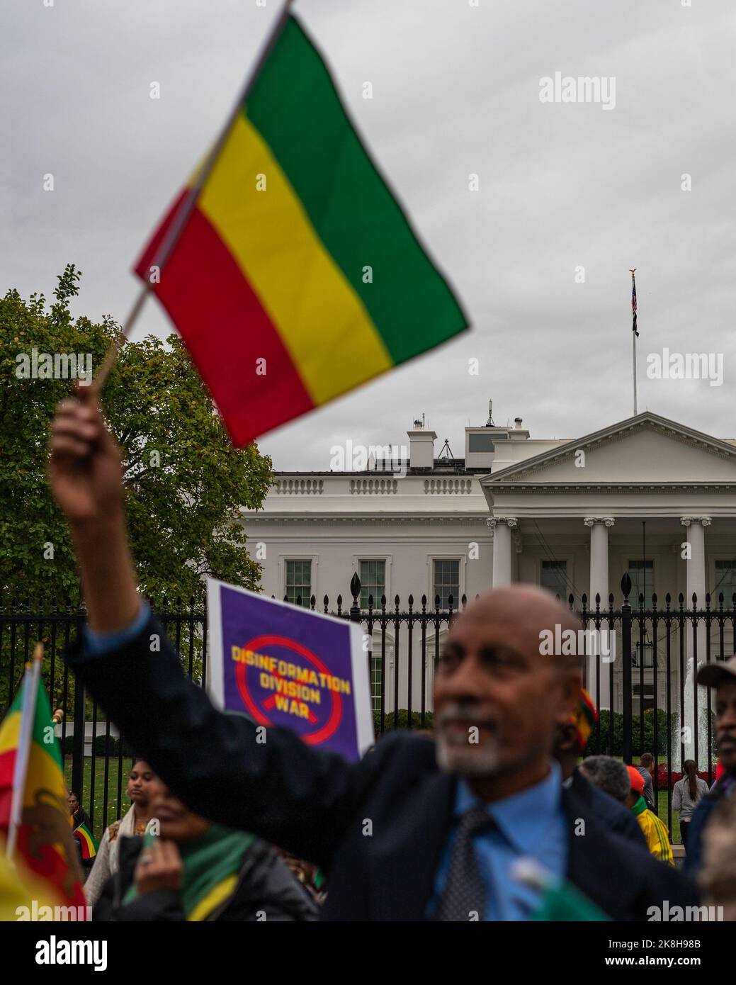 Washington, États-Unis. 23rd octobre 2022. Un manifestant fait pression sur son drapeau éthiopien devant la Maison Blanche lors d'un rassemblement pour protester contre l'intervention américaine dans la guerre en cours en Éthiopie. Une partie de la communauté DC-éthiopienne s'est réunie en face de la Maison Blanche pour protester contre l'intervention américaine dans la guerre en cours en Éthiopie (entre le gouvernement fédéral et le peuple Tigray) et contre les reportages biaisés des médias sur le conflit. Au rassemblement, les manifestants dansaient et chantaient à la musique traditionnelle éthiopienne. Crédit : SOPA Images Limited/Alamy Live News Banque D'Images