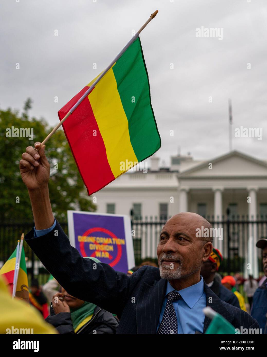 Washington, États-Unis. 23rd octobre 2022. Un manifestant fait pression sur son drapeau éthiopien devant la Maison Blanche lors d'un rassemblement pour protester contre l'intervention américaine dans la guerre en cours en Éthiopie. Une partie de la communauté DC-éthiopienne s'est réunie en face de la Maison Blanche pour protester contre l'intervention américaine dans la guerre en cours en Éthiopie (entre le gouvernement fédéral et le peuple Tigray) et contre les reportages biaisés des médias sur le conflit. Au rassemblement, les manifestants dansaient et chantaient à la musique traditionnelle éthiopienne. Crédit : SOPA Images Limited/Alamy Live News Banque D'Images