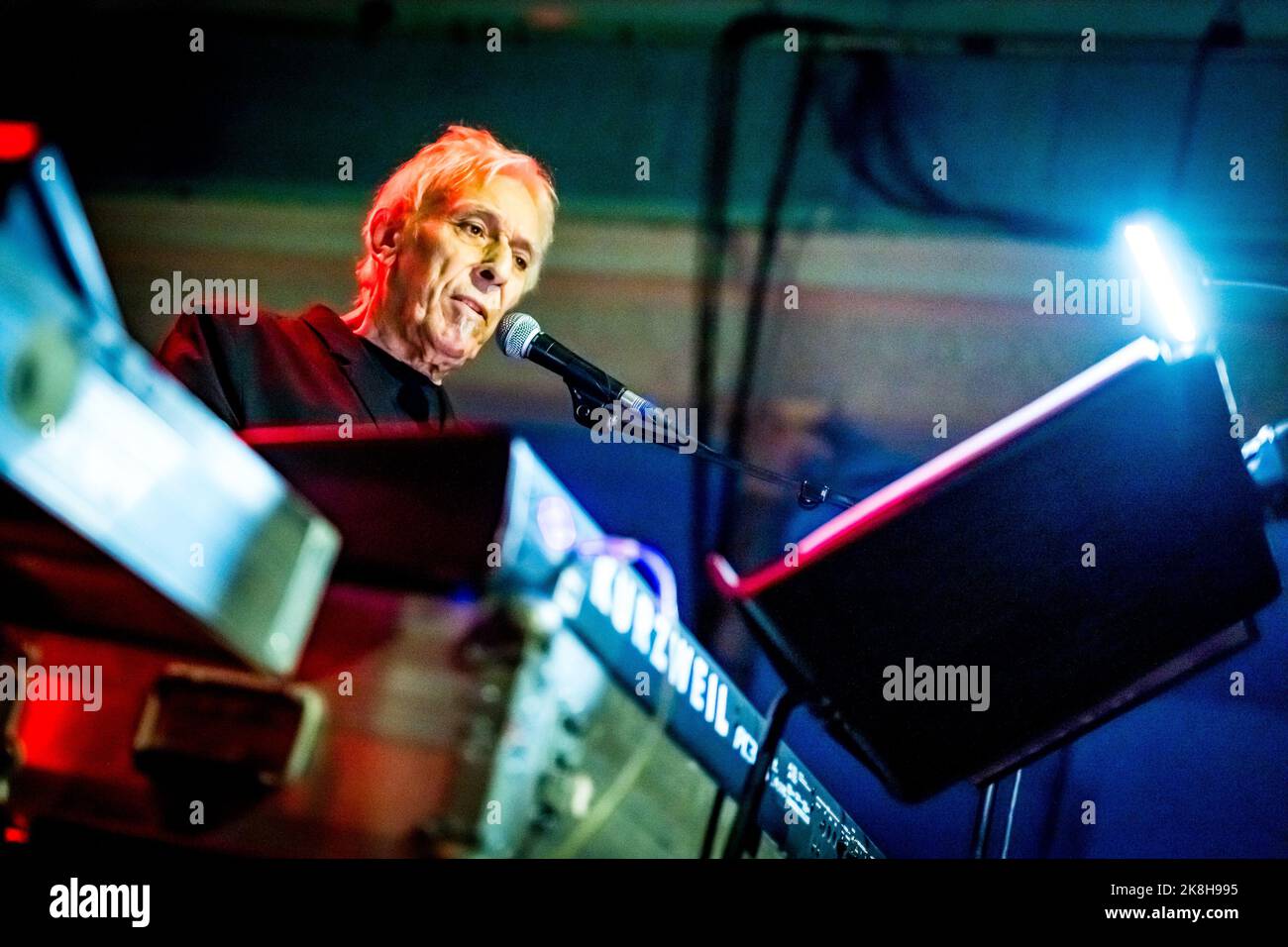 Édimbourg, Écosse. Dimanche 23 octobre 2022. Le chanteur / compositeur / compositeur gallois John cale est présent au Queen’s Hall d’Édimbourg. Cette représentation s'inscrivait dans le cadre d'une courte tournée britannique faisant la promotion de son nouvel album « Mercy », dont la sortie est prévue pour janvier 2023 sur Domino Records, qui propose des collaborations avec Animal collective, Fat White Family, Sylvan Esso et Weyes Blood. Cale a été membre fondateur du célèbre groupe américain The Velvet Underground et a sorti 16 albums au cours de ses cinq décennies en tant qu'artiste solo. Banque D'Images