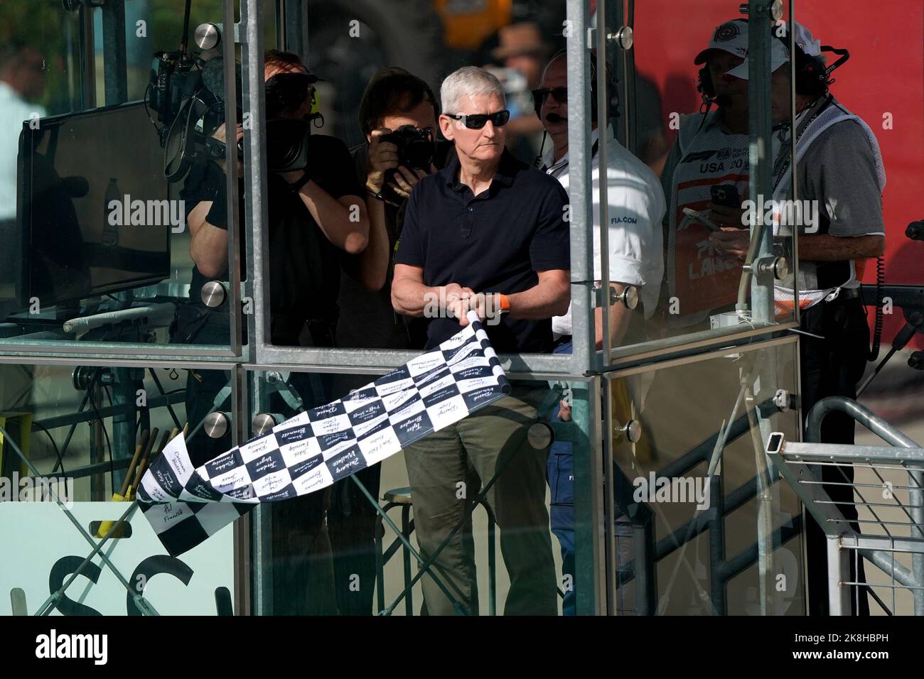 Austin, États-Unis. 23rd octobre 2022. Le PDG d'Apple Tim Cook fait passer le drapeau à damier pour mettre fin au Grand Prix de Formule 1 des États-Unis au circuit des Amériques à Austin, Texas, dimanche, 23 octobre 2022. Photo par Greg Nash/UPI crédit: UPI/Alay Live News Banque D'Images