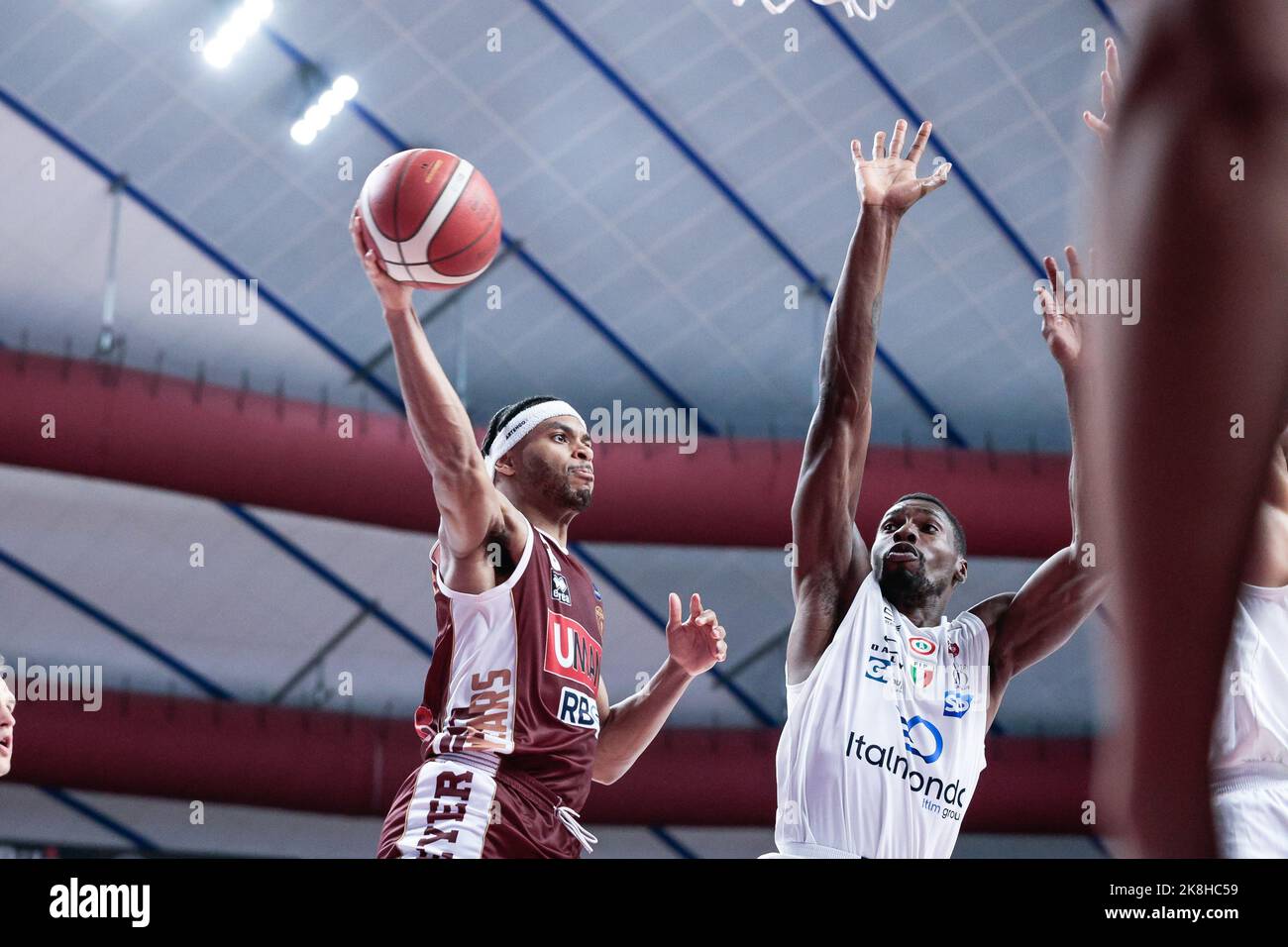 Venise, Italie. 23rd octobre 2022. Allerik Freeman (Umana Reyer Venezia) et Paul Biligha (Olimpia Milano) pendant Umana Reyer Venezia vs EA7 Emporio Armani Milano, le basket italien A Serie Championship à Venise, Italie, 23 octobre 2022 Credit: Independent photo Agency/Alay Live News Banque D'Images