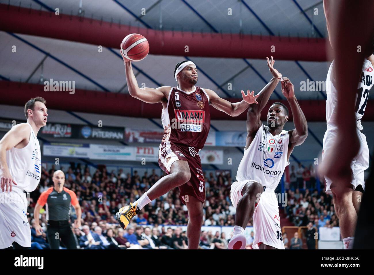 Venise, Italie. 23rd octobre 2022. Allerik Freeman (Umana Reyer Venezia) et Paul Biligha (Olimpia Milano) pendant Umana Reyer Venezia vs EA7 Emporio Armani Milano, le basket italien A Serie Championship à Venise, Italie, 23 octobre 2022 Credit: Independent photo Agency/Alay Live News Banque D'Images