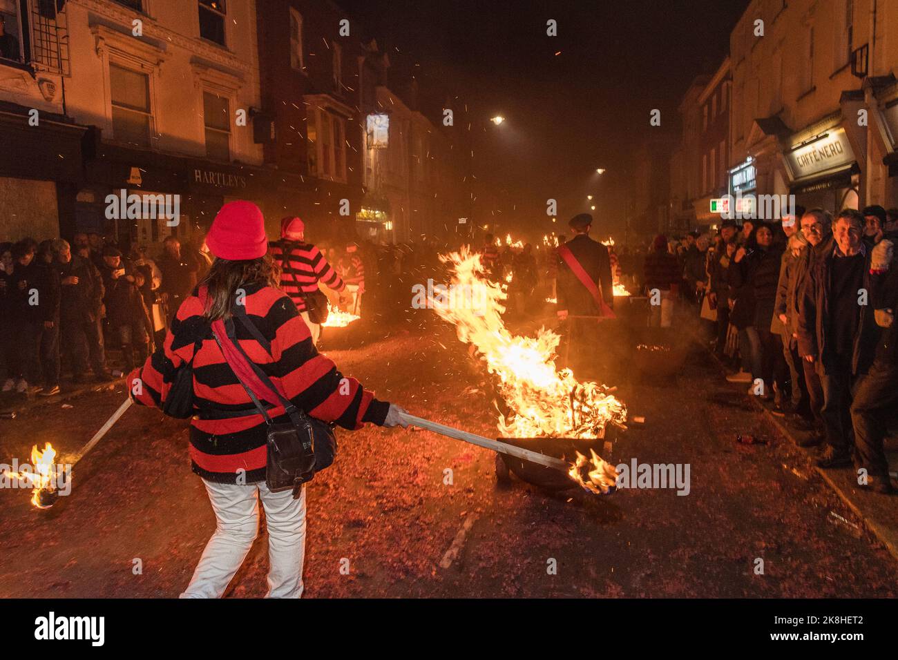 Les fêtards défilent dans les rues de Lewes dans l'est du Sussex, mille assistent à la procession de rue, les chapitres rivaux défilent souvent avec des effigies de 'garss' représentant Guy Fawkes qui est mort en 1605 après avoir essayé sans succès de faire exploser les maisons du Parlement Banque D'Images