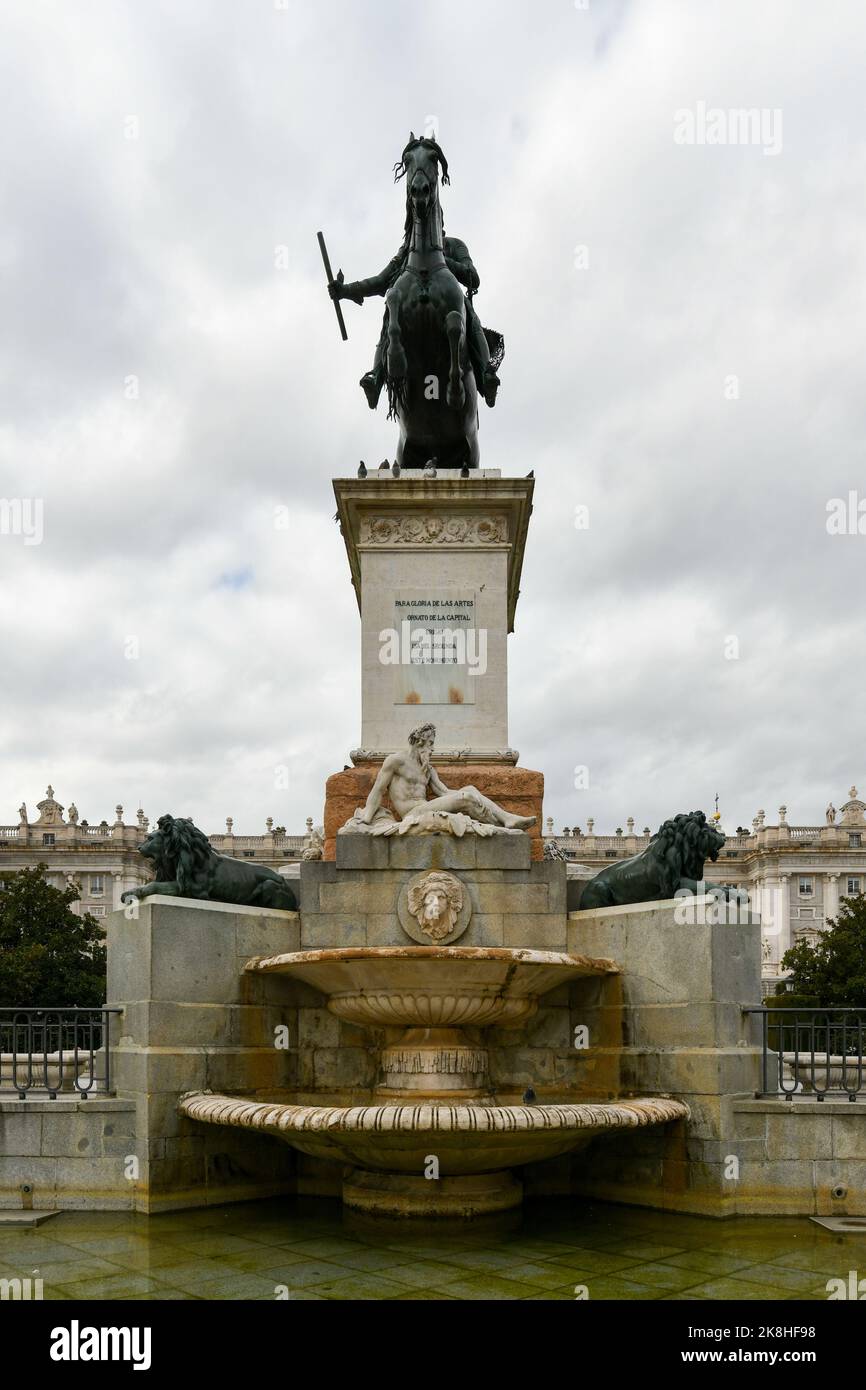 Statue de Phillip IV d'Espagne au Palais Royal de Madrid, un site historique populaire à visiter dans le centre de Madrid. Inscription 'pour la gloire des Arts Banque D'Images