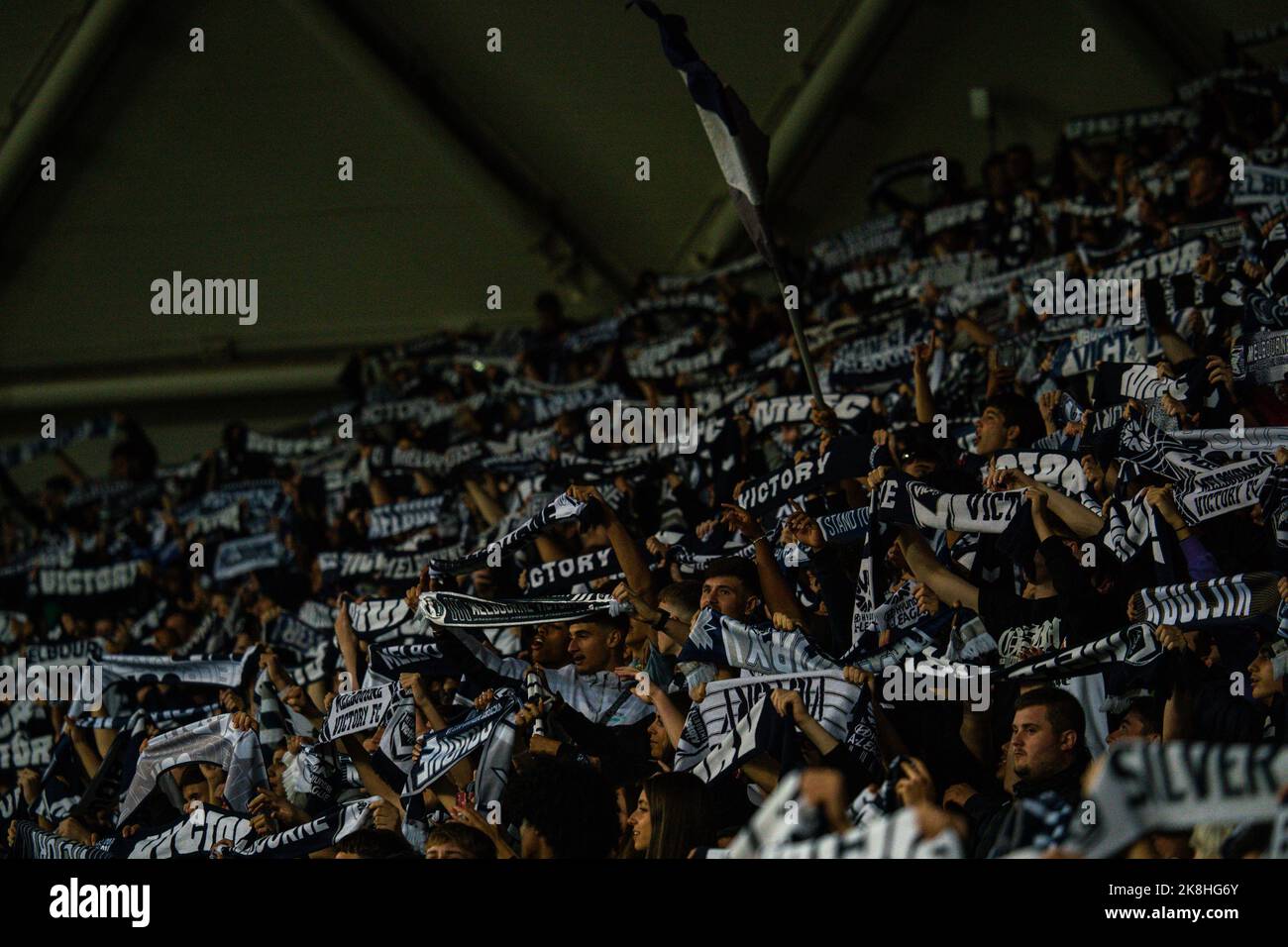 Melbourne, Australie. 22, octobre 2022. Les fans de la victoire de Melbourne élèvent leurs foulards en chantant « Stand By Me » juste avant le début de la ronde 3 de t Banque D'Images