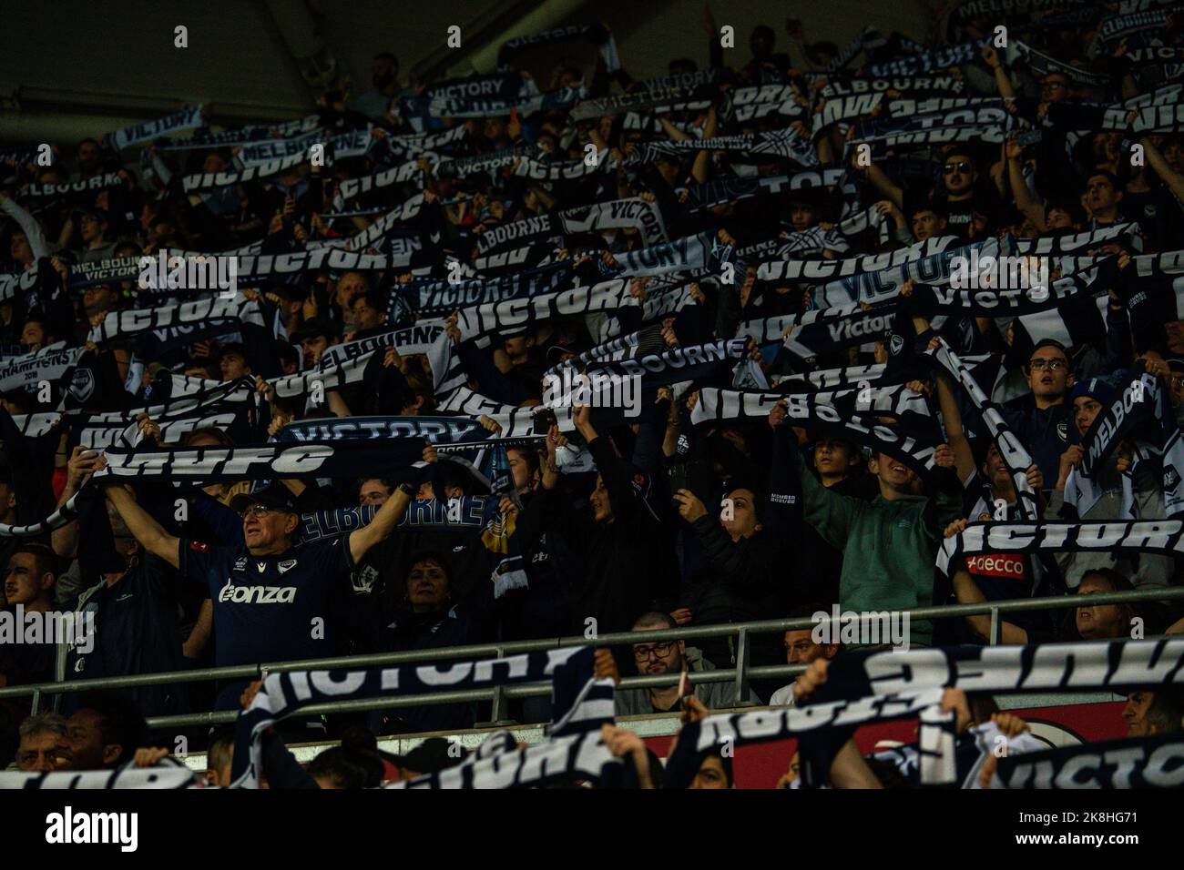 Melbourne, Australie. 22, octobre 2022. Les fans de la victoire de Melbourne élèvent leurs foulards en chantant « Stand By Me » juste avant le début de la ronde 3 de t Banque D'Images