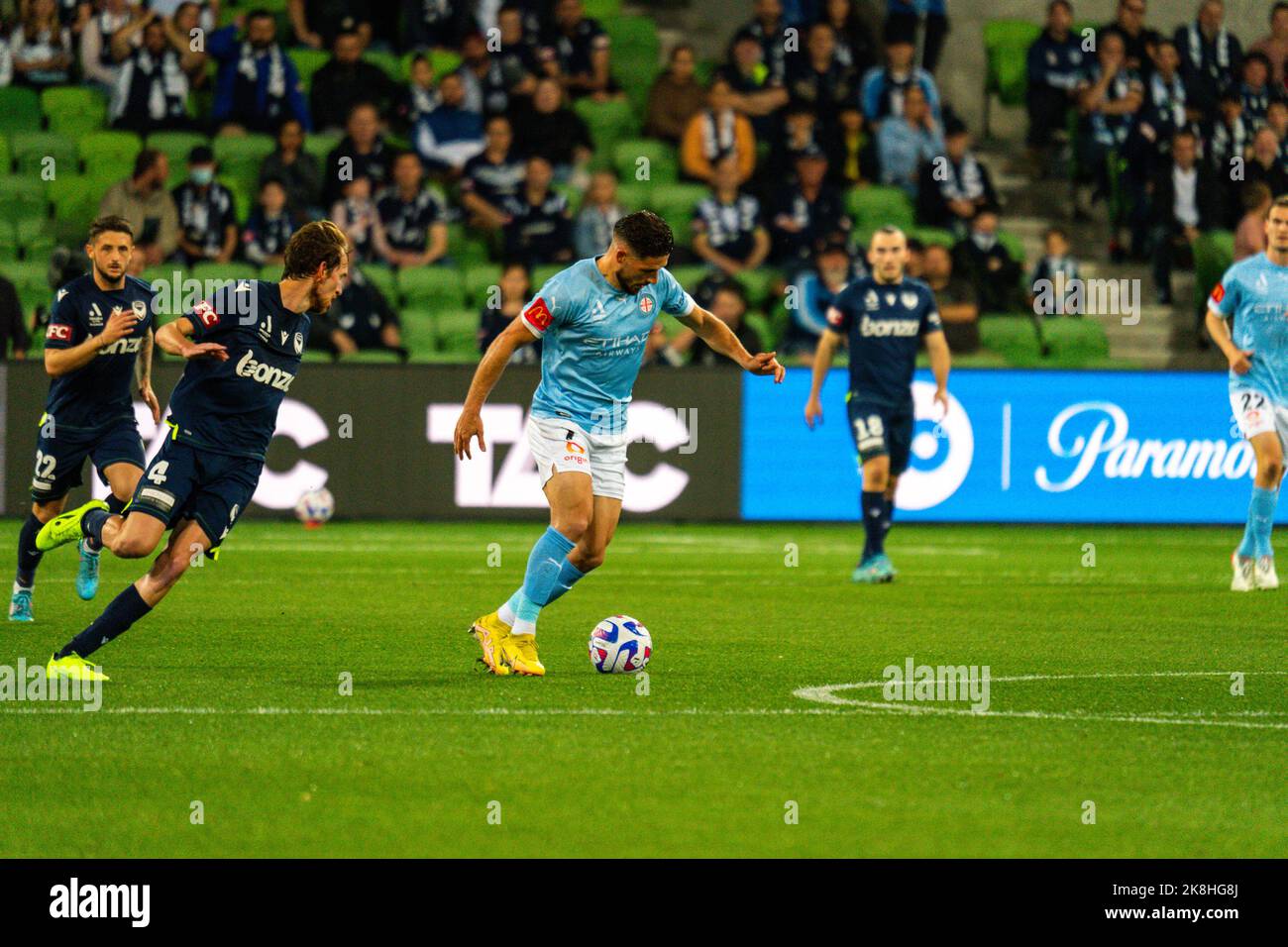 Melbourne, Australie. 22, octobre 2022. Melbourne City Forward Mathew Leckie #7 dirige le ballon au centre du champ pendant la ronde 3 de l'Isuz Banque D'Images