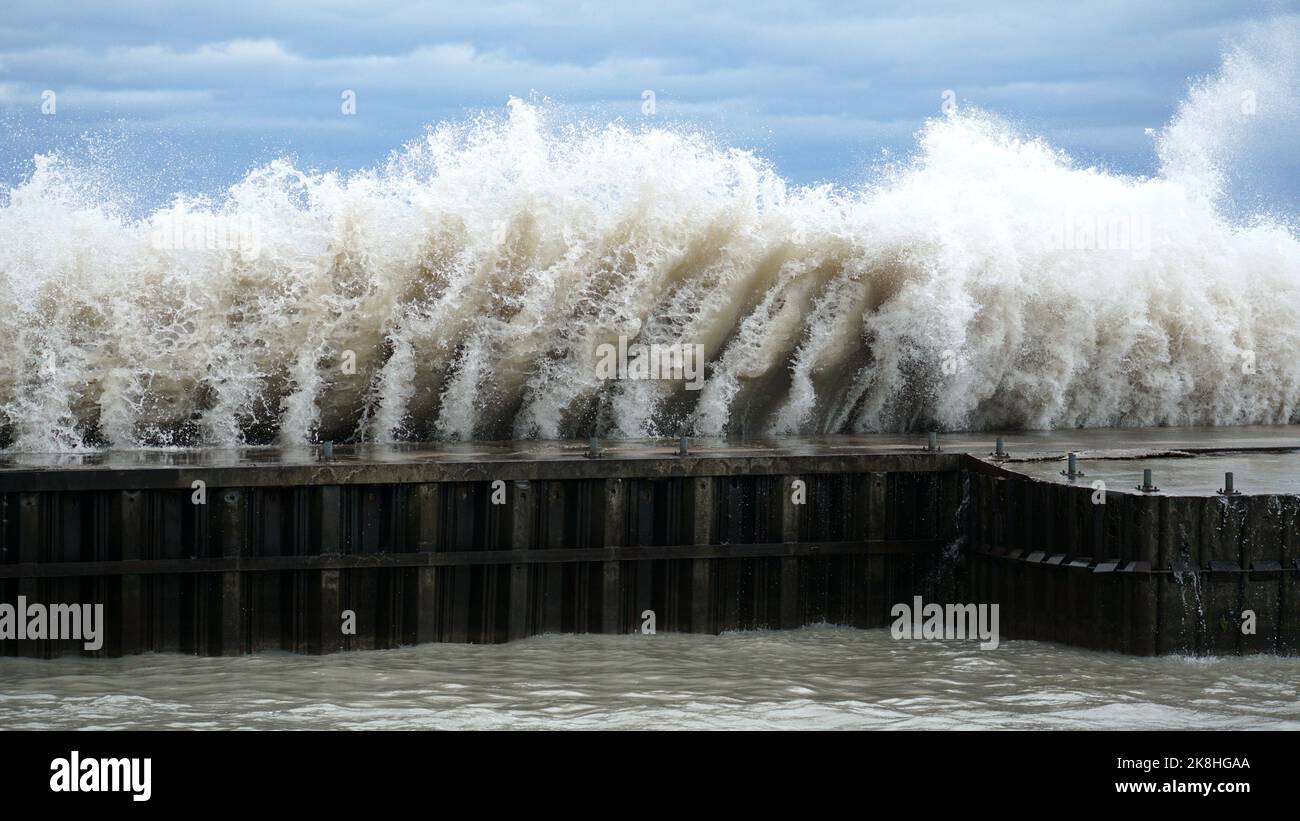 Une vague s'écrase dans un mur de brises le long du rivage du lac Michigan à Tower Beach à Winnetka, Illinois, par une journée très venteuse. Banque D'Images