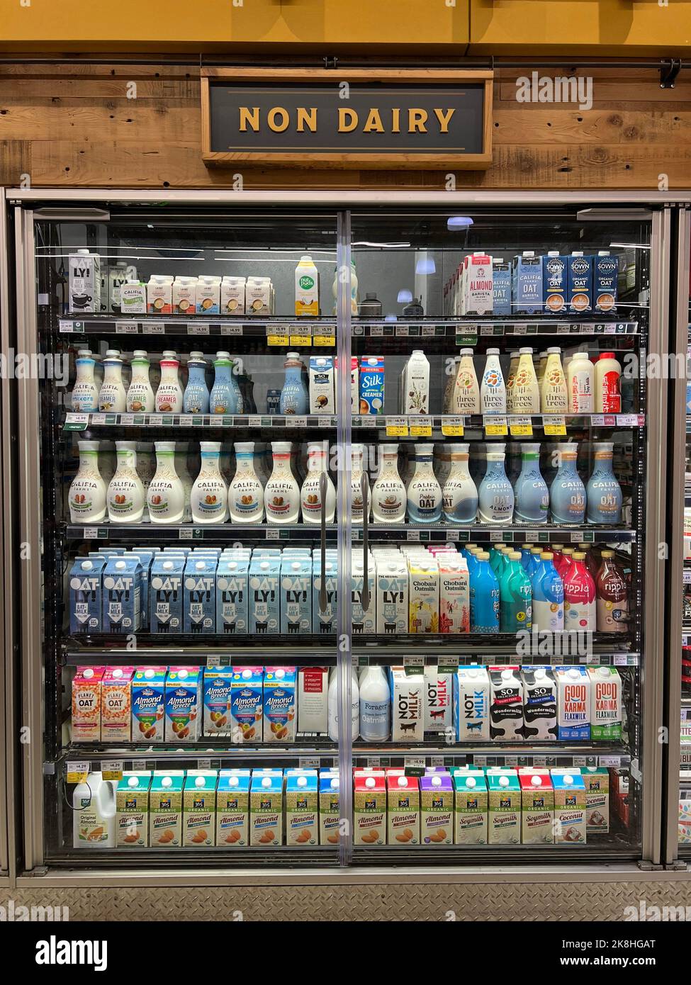 Boîte réfrigérée contenant des options de lait non laitier sur le marché des aliments entiers Banque D'Images