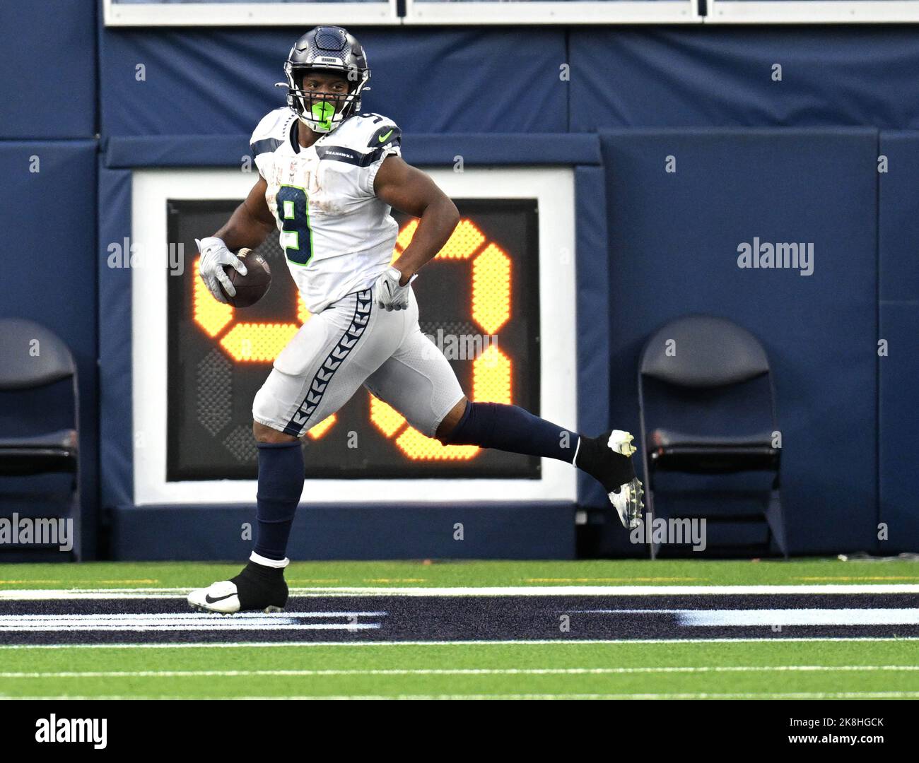 Inglewood, États-Unis. 23rd octobre 2022. Les Seahawks de Seattle qui reviennent Kenneth Walker III se penche sur le terrain lors d'une course de 74 mètres contre les Chargers de Los Angeles au stade SOFI d'Inglewood, en Californie, dimanche, 23 octobre 2022. Les Seahawks ont battu les Chargers 37-23. Photo de Jon SooHoo/UPI crédit: UPI/Alay Live News Banque D'Images