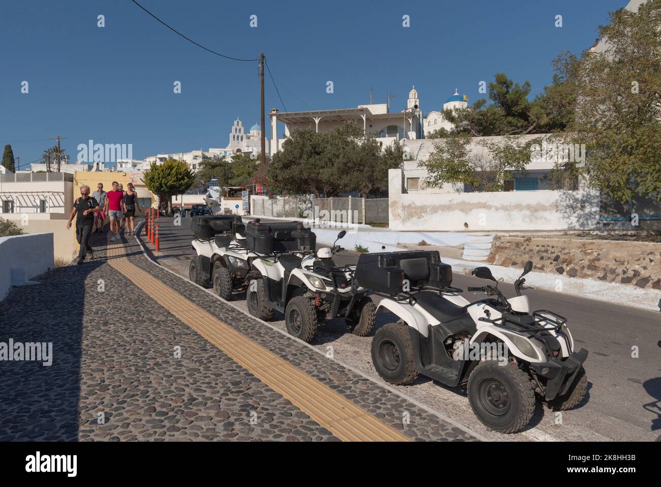 Pyrgos Kallistis, Santorin, Grèce. 2022. Quad Bikes garés au bord de la route à Pyrgos un arrêt touristique populaire hors point. Banque D'Images