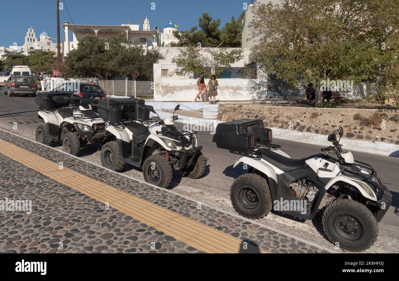 Pyrgos Kallistis, Santorin, Grèce. 2022. Quad Bikes garés au bord de la route à Pyrgos un arrêt touristique populaire hors point. Banque D'Images