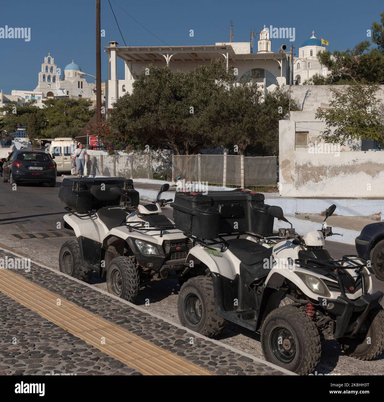 Pyrgos Kallistis, Santorin, Grèce. 2022. Quad Bikes garés au bord de la route à Pyrgos un arrêt touristique populaire hors point. Banque D'Images