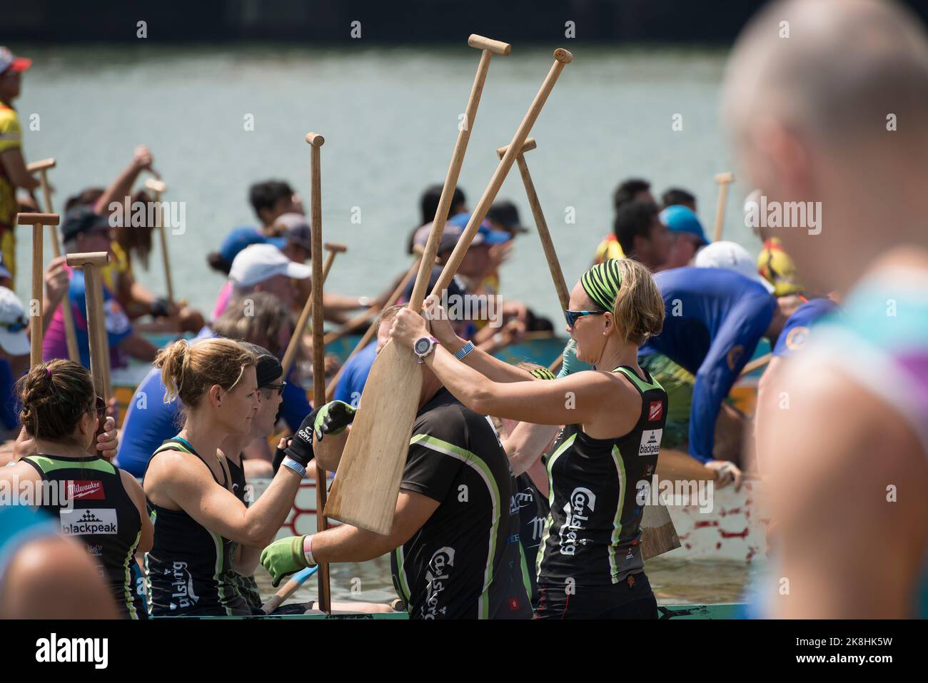 Les équipes se préparent pour une course au Dragon Boat Festival à Tai Pak Beach, Discovery Bay, Lantau Island, Hong Kong, 2017 Banque D'Images