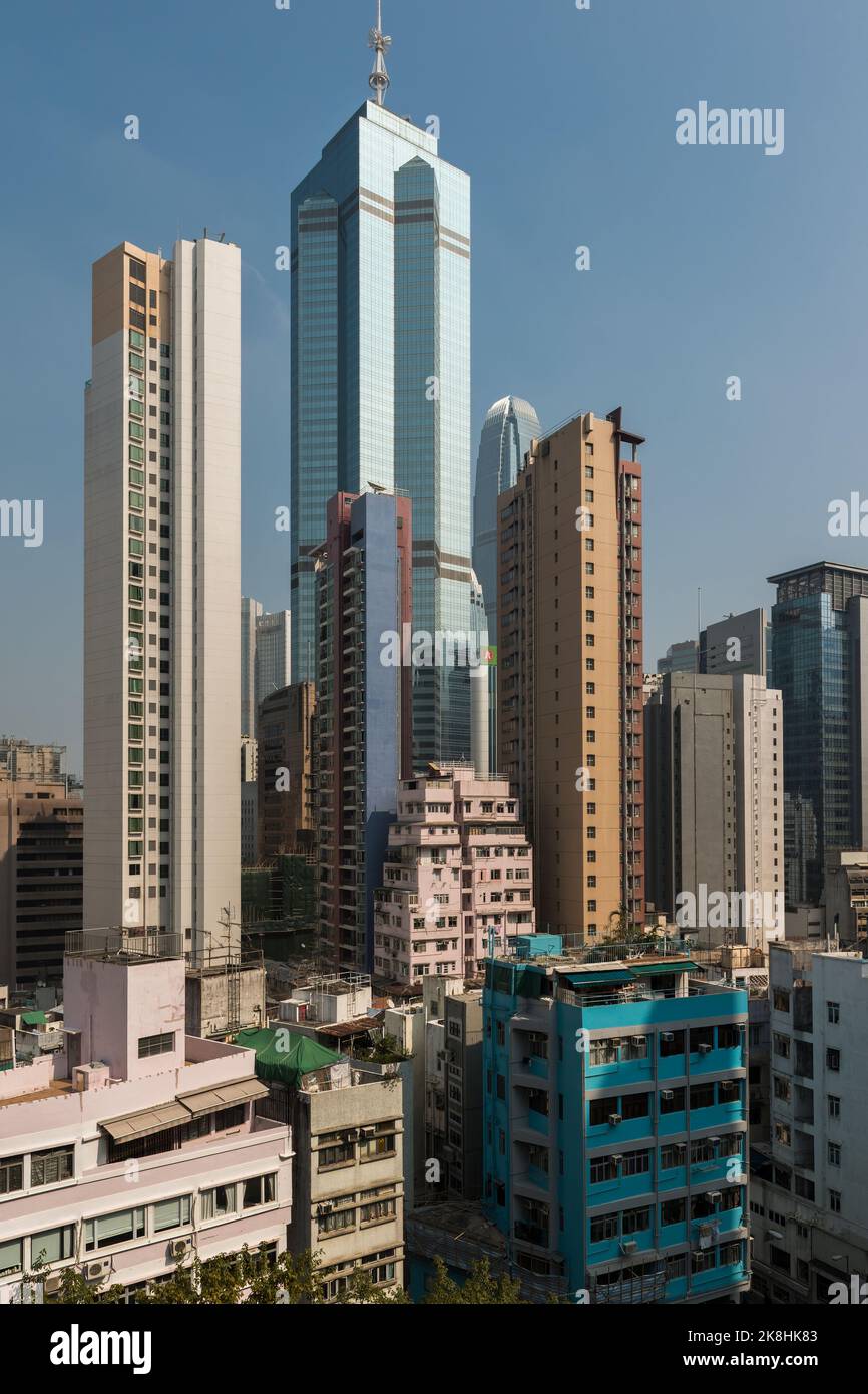 Ancien et nouveau : immeubles modernes de bureaux et d'appartements situés derrière des immeubles traditionnels de mi-hauteur, Central, Hong Kong Island, 2014 Banque D'Images