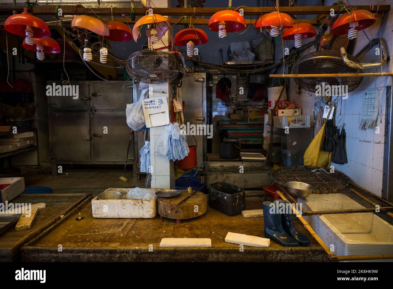 Une cale de poisson après la journée de négociation à Mui va marché humide, île Lantau, Hong Kong Banque D'Images