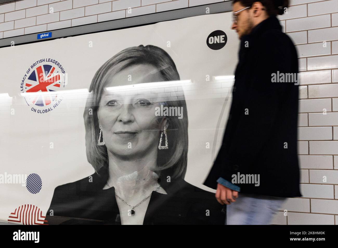 Londres, Royaume-Uni. 23rd octobre 2022. Une publicité présente le Premier ministre Liz Truss à la gare de Westminster. Après avoir été largement attendu pour se présenter comme candidat, Johnson a décidé ce soir de ne pas entrer dans l'élection de leadership conservateur pour succéder à Liz Truss. (Photo de Tejas Sandhu/SOPA Images/Sipa USA) Credit: SIPA USA/Alay Live News Banque D'Images