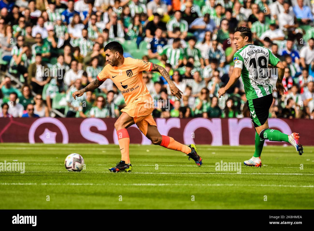 SÉVILLE, ESPAGNE - OCTOBRE 23: Angel Correa de l'Atlético de Madrid conduit le ballon pendant le match entre Real Betis Balompie et Atletico de Madrid CF de la Liga Santander sur 27 août 2022 à Mestalla à Valence, Espagne. (Photo de Samuel Carreño/PxImages) Banque D'Images