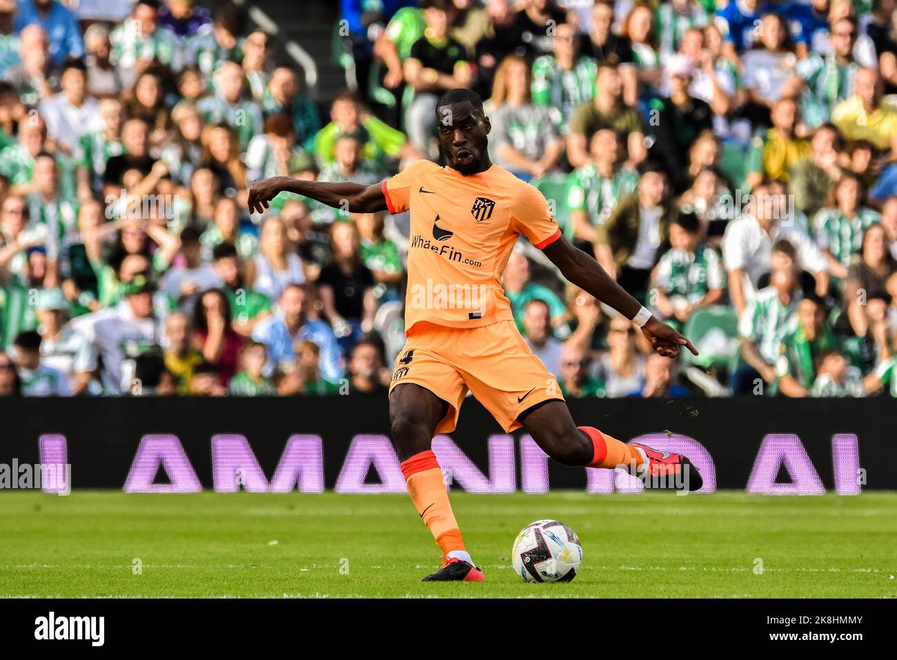 SÉVILLE, ESPAGNE - OCTOBRE 23: Geoffrey Kondogbia de l'Atletico de Madrid passe le ballon pendant le match entre Real Betis Balompie et Atletico de Madrid CF de la Liga Santander sur 27 août 2022 à Mestalla à Valence, Espagne. (Photo de Samuel Carreño/PxImages) Banque D'Images