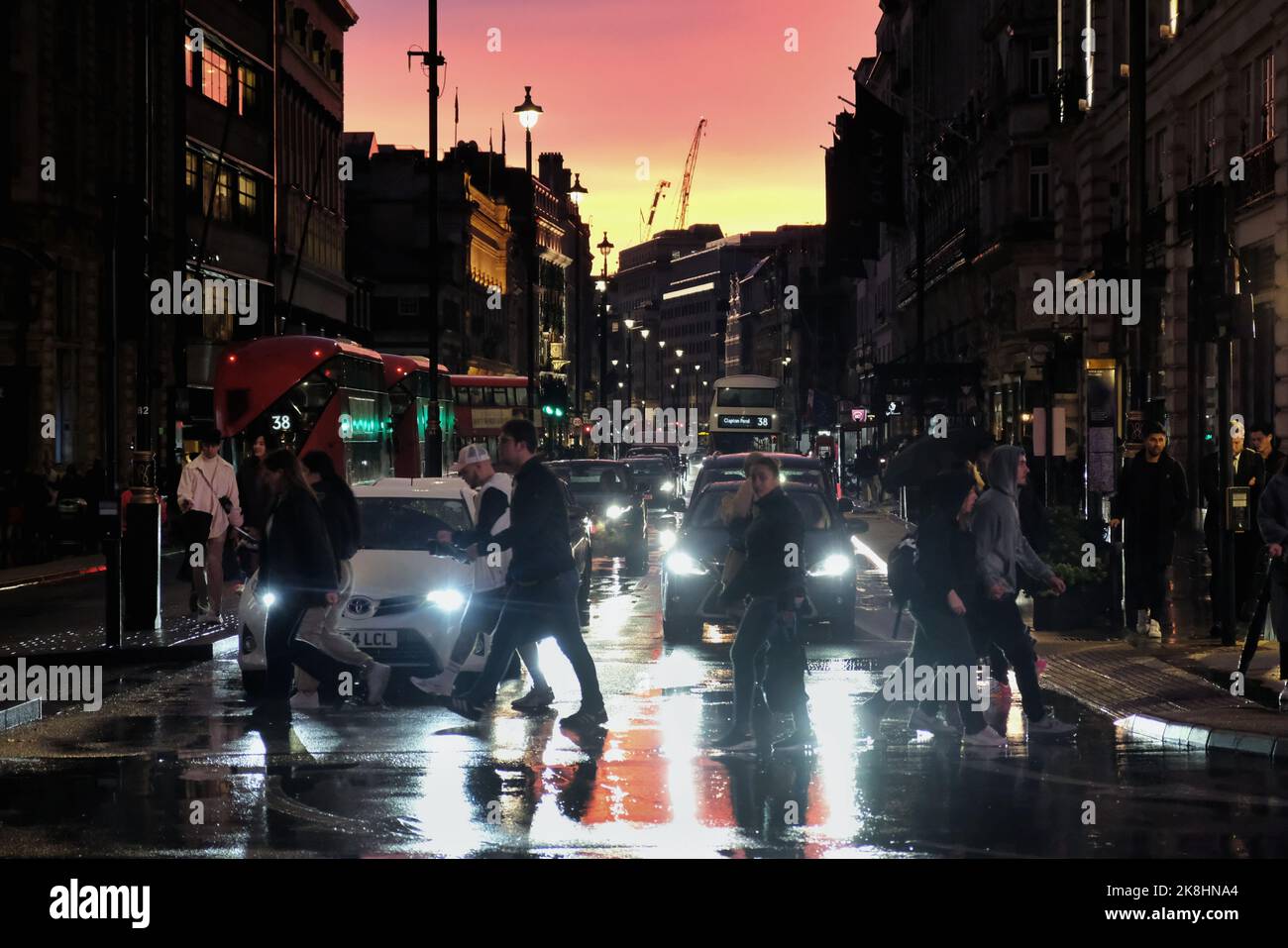 Londres, Royaume-Uni, 23rd octobre 2022. Le tonnerre, la foudre et la pluie torrentielle se frayent au-dessus de la capitale, ce qui a donné lieu à un coucher de soleil orange et violet vif. Un avertissement météorologique jaune met Office est en place jusqu'à lundi matin, avec des perturbations et des inondations susceptibles de se produire. Crédit : onzième heure Photographie/Alamy Live News Banque D'Images