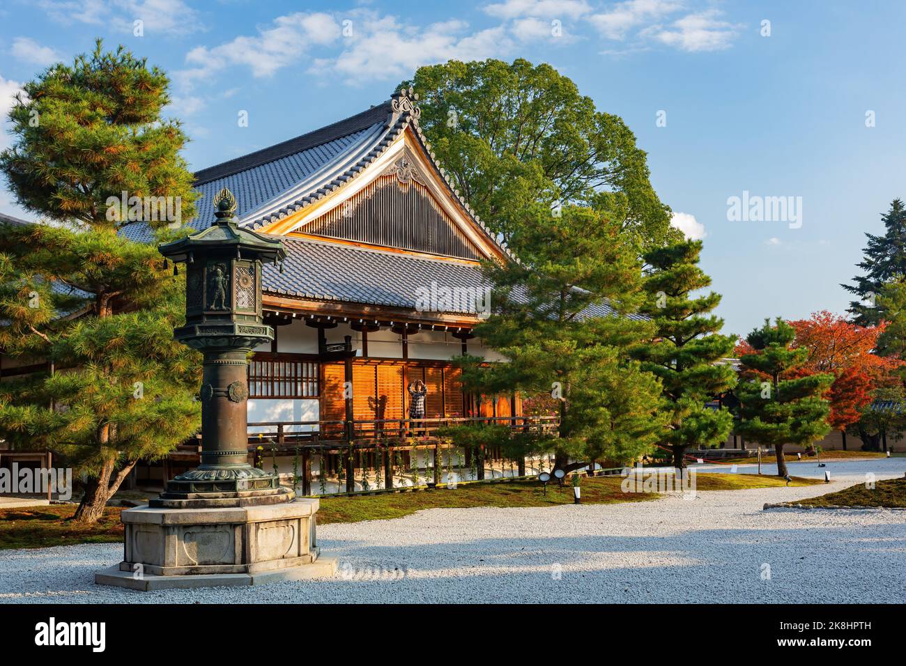 Vue extérieure ensoleillée sur le Daikaku-ji à Kyoto Banque D'Images