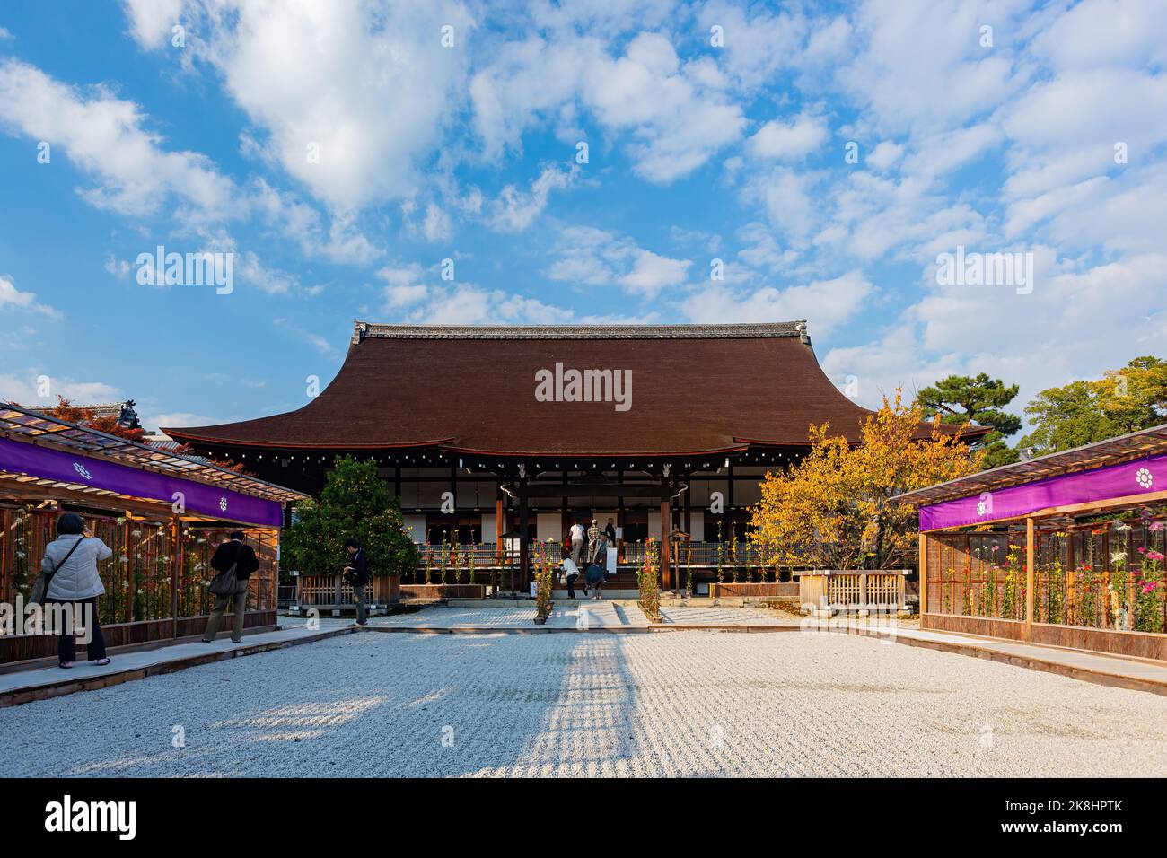 Vue extérieure ensoleillée sur le Daikaku-ji à Kyoto Banque D'Images