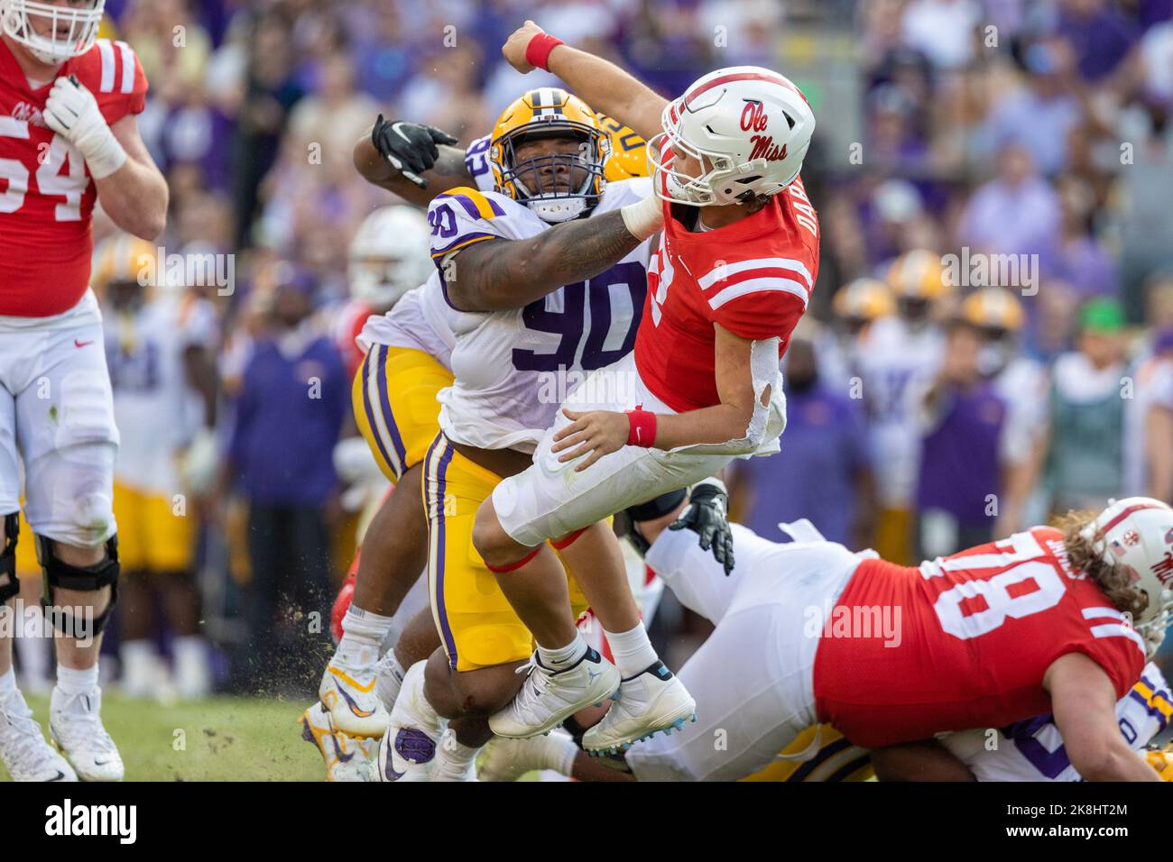 Le quarter back Jaxson Dart (2) de OLE Miss Rebels tire un coup de l'attaque défensive des Tigres de LSU Jacobien Guillory (90), samedi 22 octobre 2022, à Baton Rou Banque D'Images