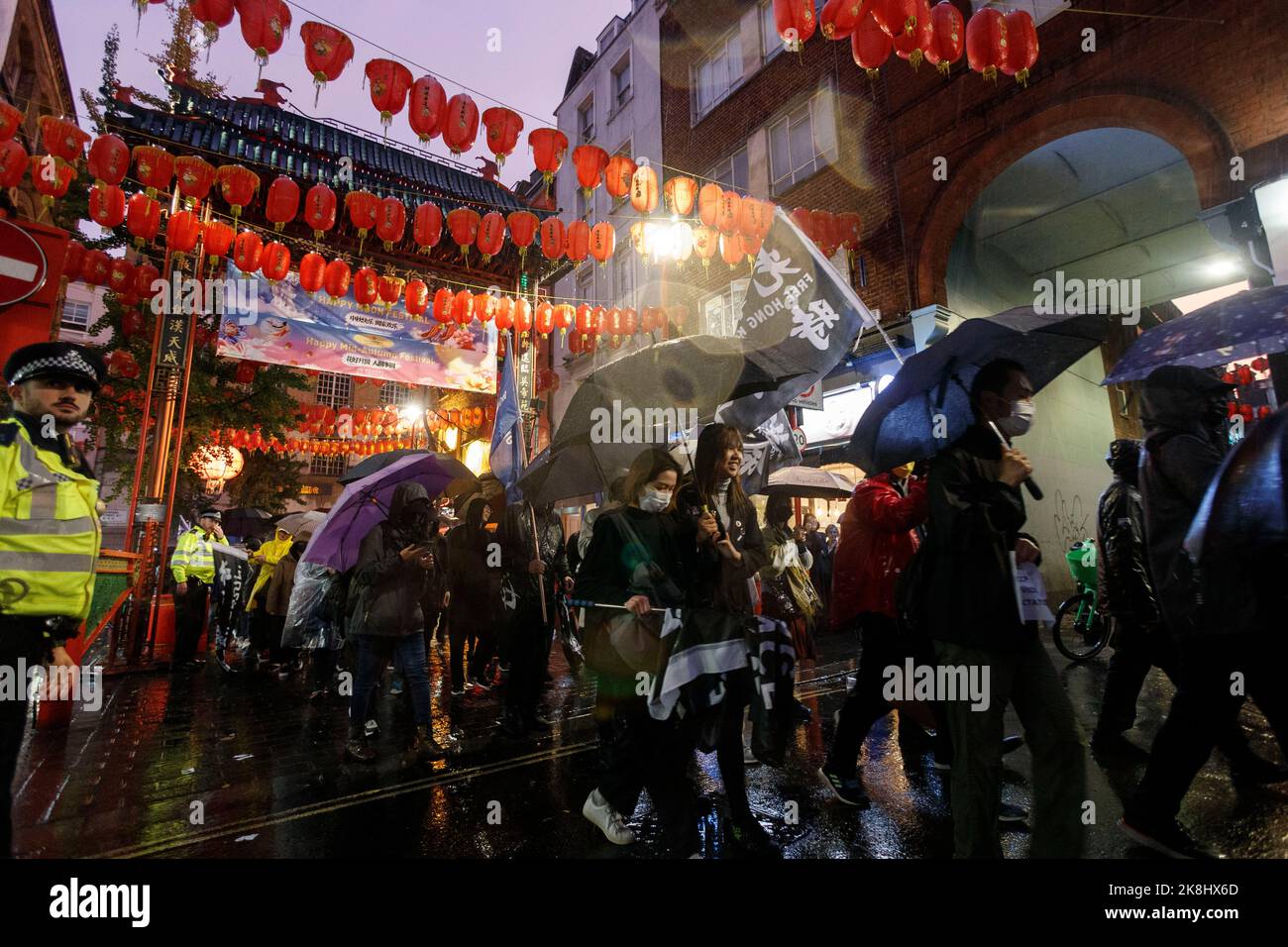 Londres, Royaume-Uni. 23rd octobre 2022. Les manifestants tiennent des parasols comme une tempête de pluie lorsqu'ils arrivent à China Town à Londres, en Grande-Bretagne sur 23 octobre 2022.des centaines de personnes se rassemblent à Downing Street''›, Ensuite, « ›› mars à l'ambassade de Chine via Chinatown sous une brusque tempête à Londres, pour protester contre l'incident d'agression au cours duquel un manifestant de Hong Kong Bob Chan, qui a été vu tiré dans les locaux d'un consulat chinois à Manchester et battu par le personnel de 17 octobre 2022. (Credit image: © May James/ZUMA Press Wire) Credit: ZUMA Press, Inc./Alamy Live News Banque D'Images