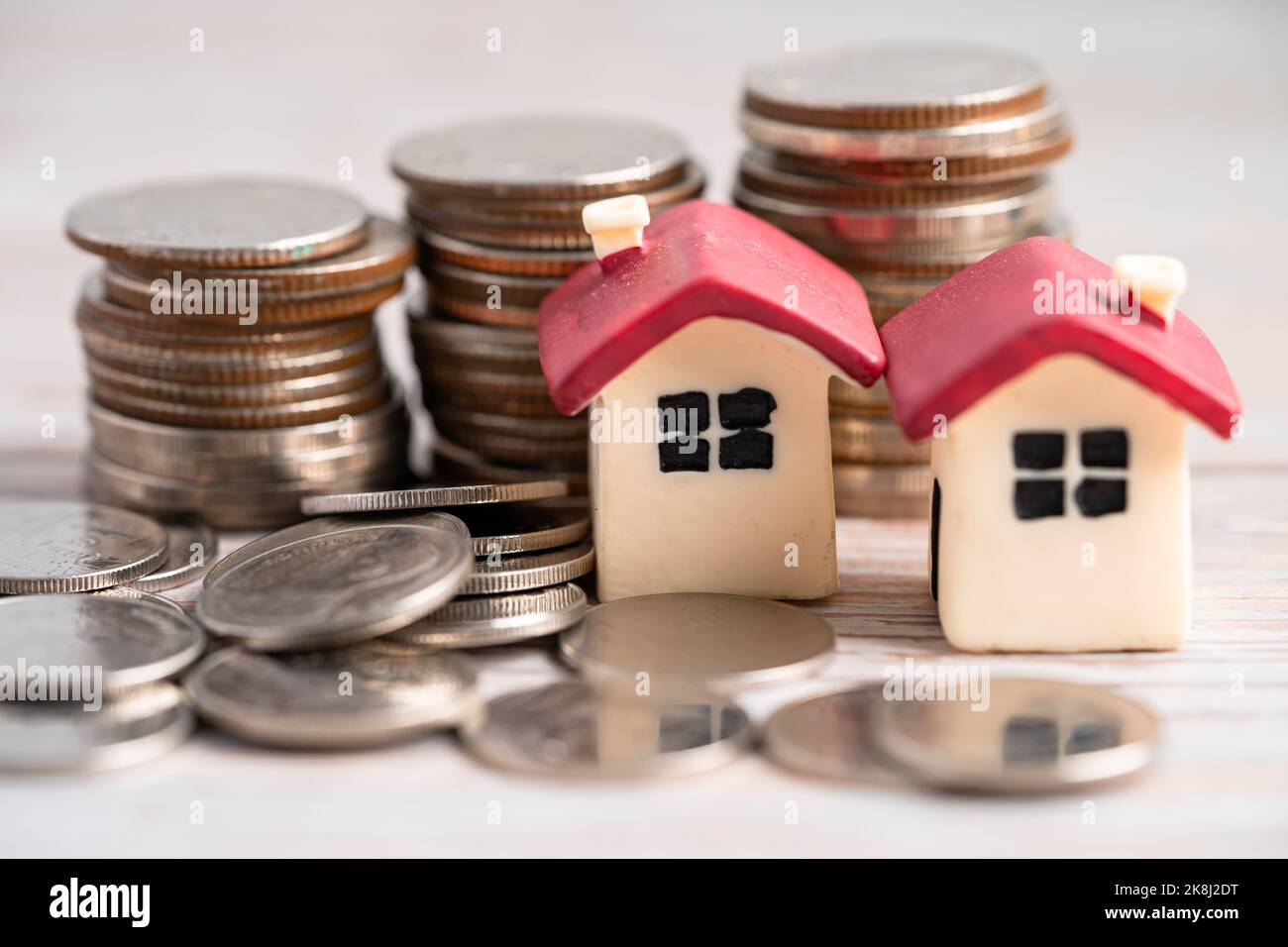 Modèle de maison sur carte de crédit, pièce et calculatrice, paiement  échelonné concept Photo Stock - Alamy