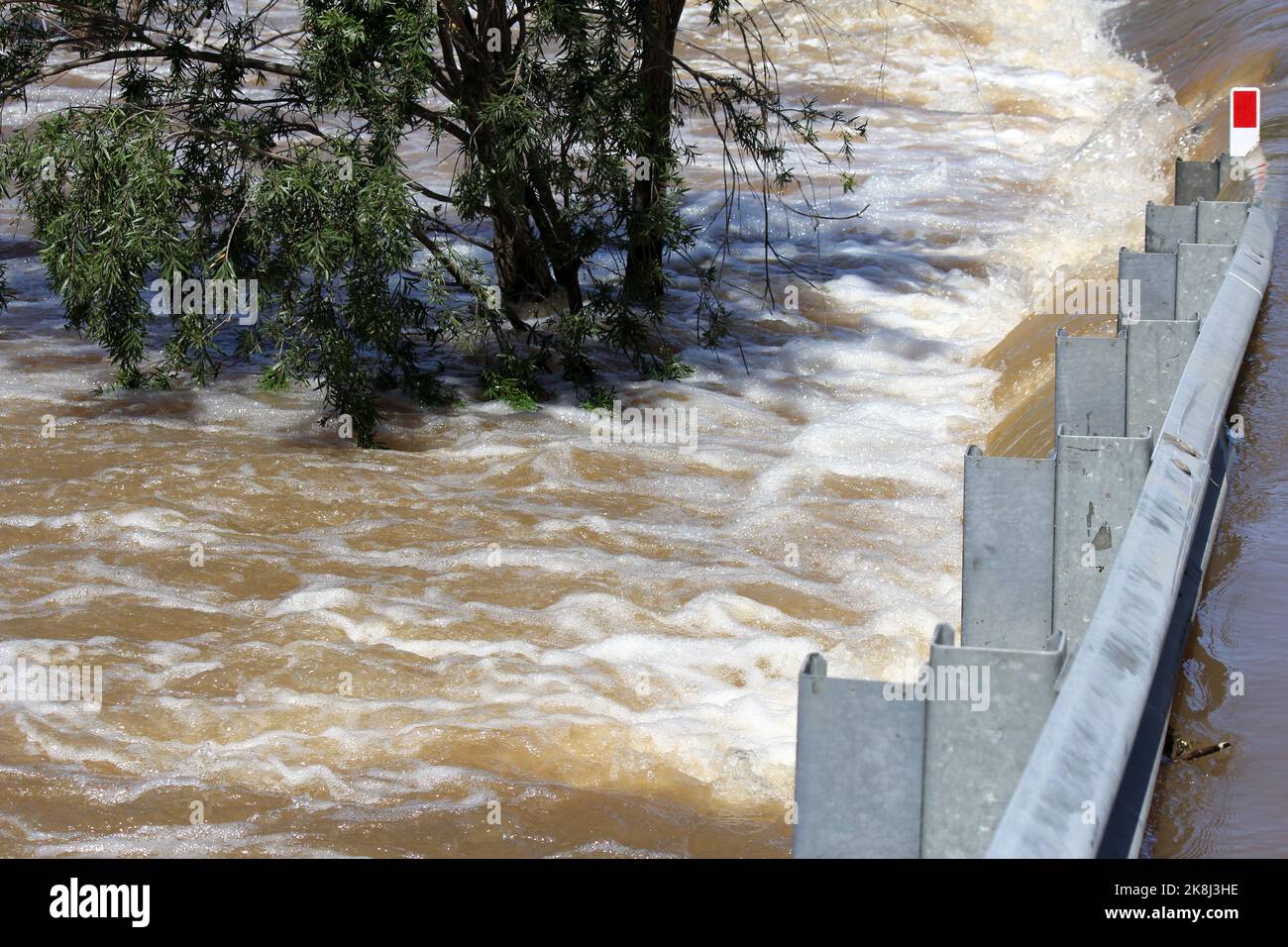 Eaux de crue à Mount Crosby Road Colleges Crossing, Brisbane River, Queensland, Australie Banque D'Images