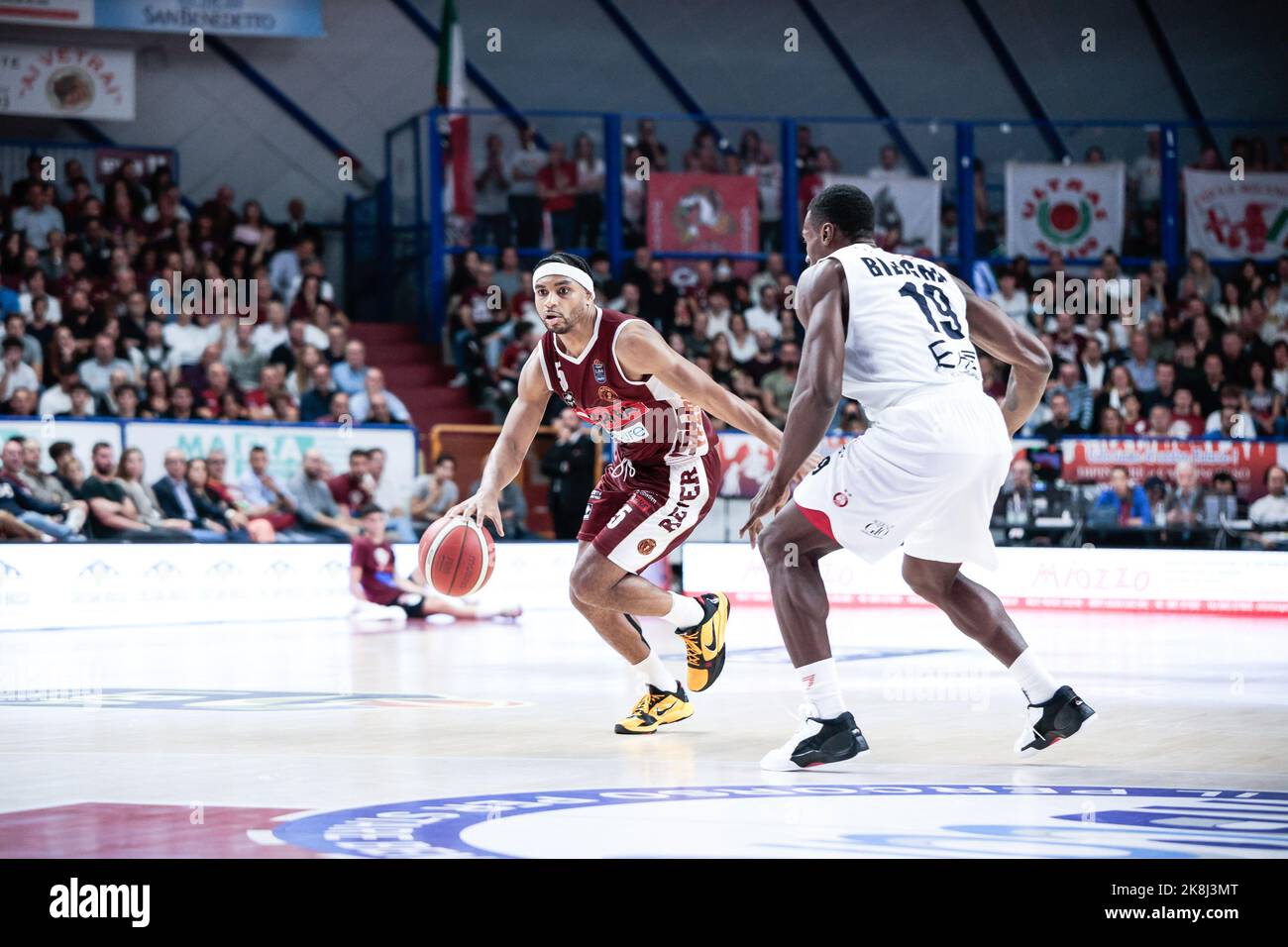 Taliercio, Venise, Italie, 23 octobre 2022, Allerik Freeman (Umana Reyer Venezia) et Paul Biliga (Olimpia Milano) pendant Umana Reyer Venezia vs EA7 Emporio Armani Milano - Championnat italien de basket-ball A Serie Banque D'Images